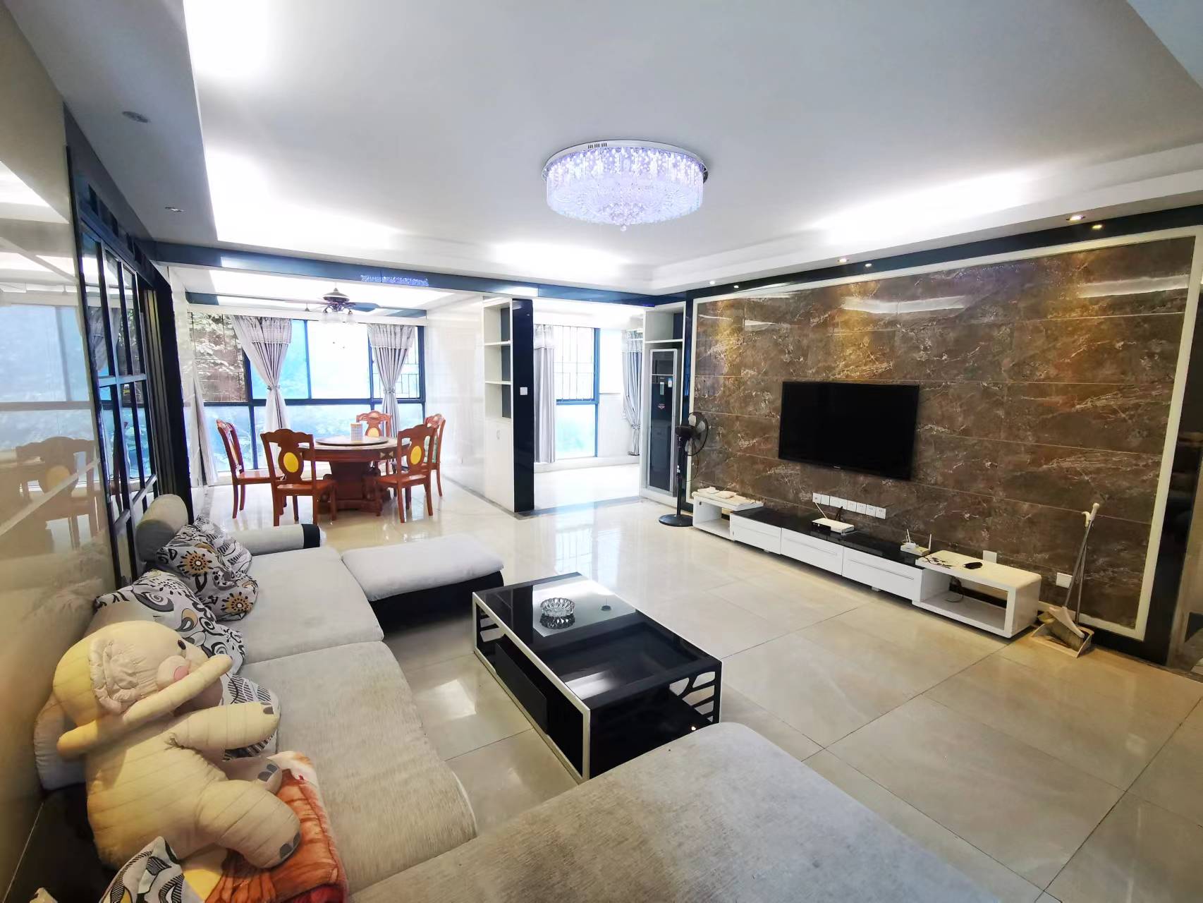 山水国际 4室2厅2卫 88.8万 山水国际 4室2厅2卫 88.8万客厅