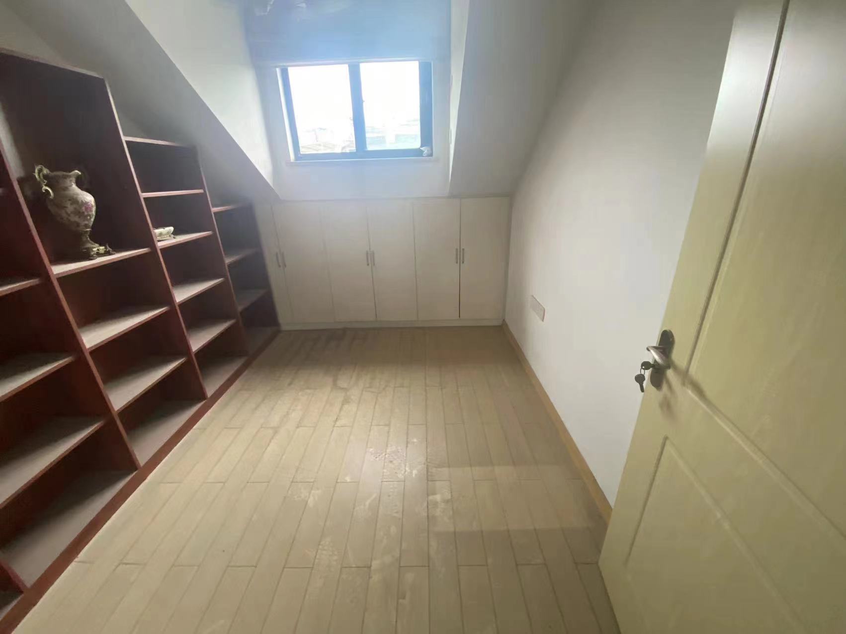 玫瑰名城紫荆苑 5室2厅2卫 99.0万 玫瑰名城紫荆苑 5室2厅2卫 99.0万客厅