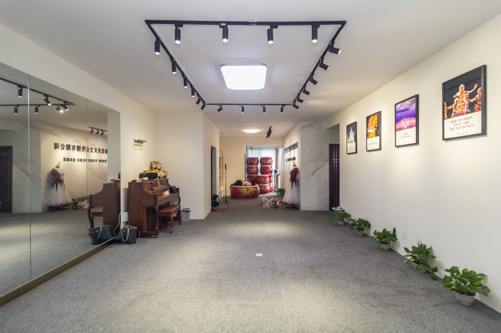 和泉嘉园 4室2厅2卫 99.0万 和泉嘉园 4室2厅2卫 99.0万客厅