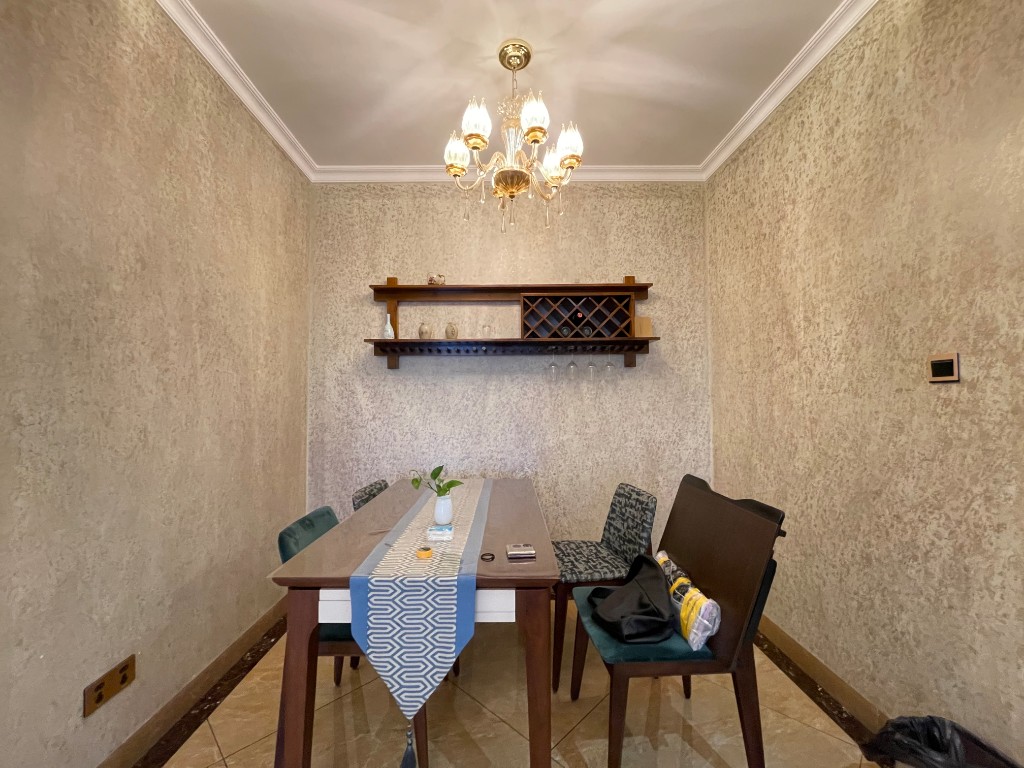 美的城三期 3室2厅2卫 95.0万 美的城三期 3室2厅2卫 95.0万客厅