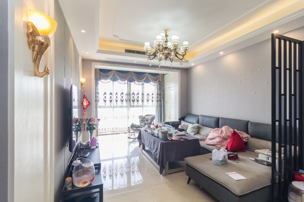 辉煌国际城二期  3室2厅2卫    116.0万客厅