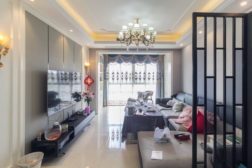 辉煌国际城二期  3室2厅2卫    116.0万客厅