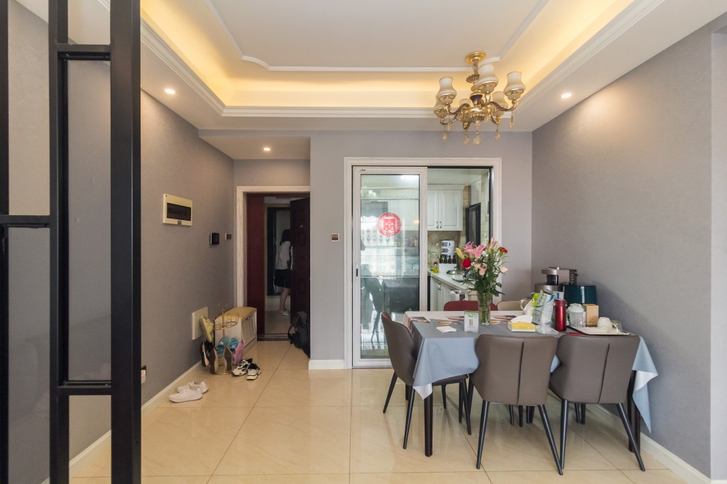 辉煌国际城二期  3室2厅2卫    116.0万客厅