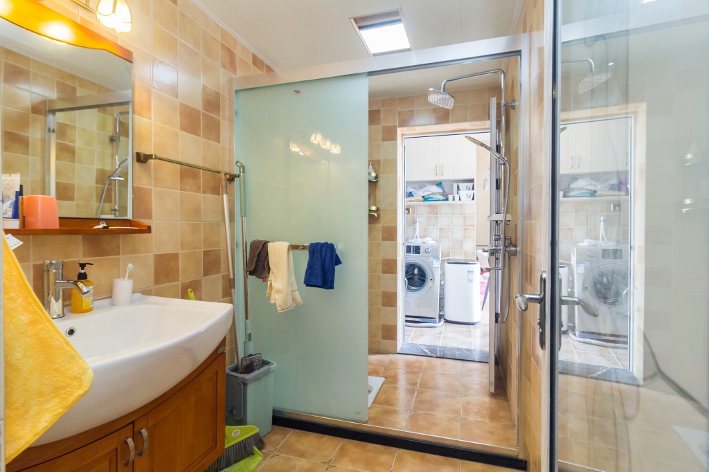 辉煌国际城二期  3室2厅2卫    116.0万卫生间