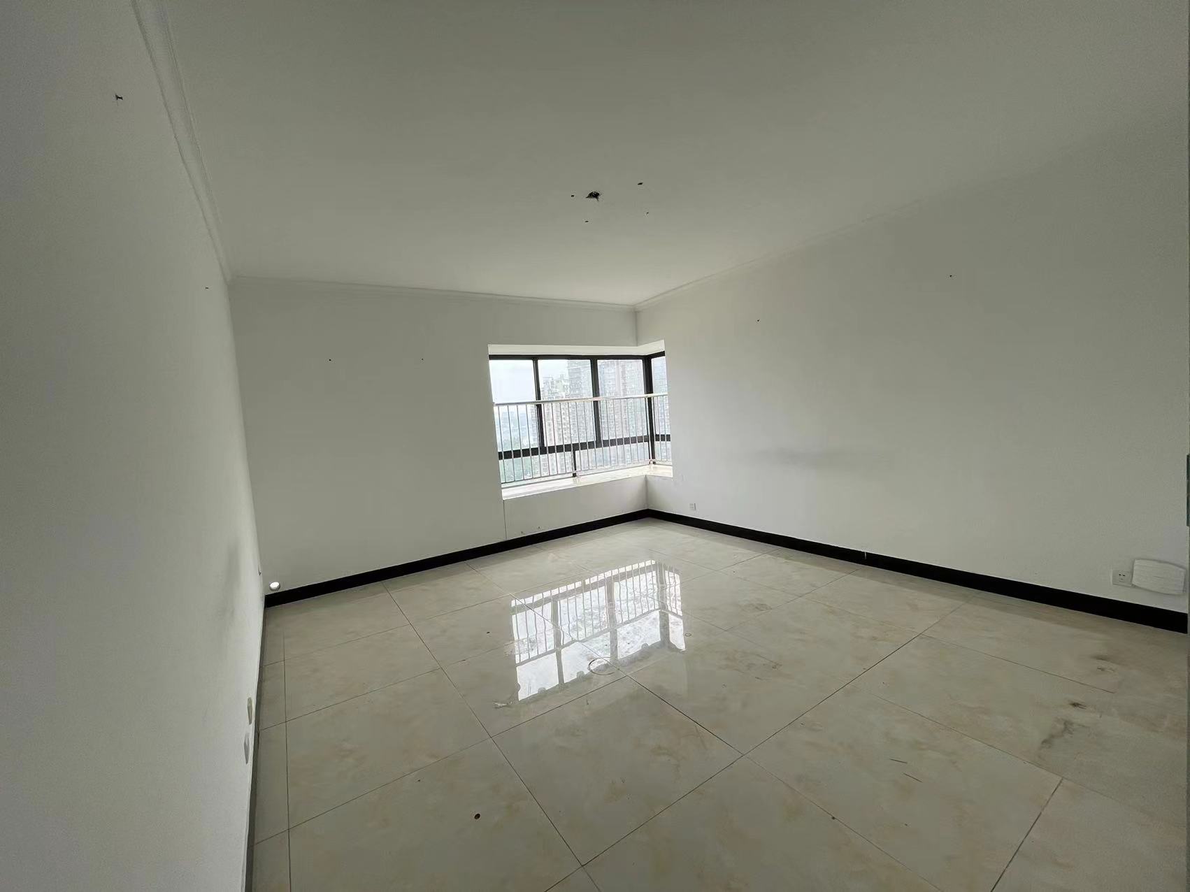 水岸春天 4室2厅2卫 118.0万 水岸春天 4室2厅2卫 118.0万客厅