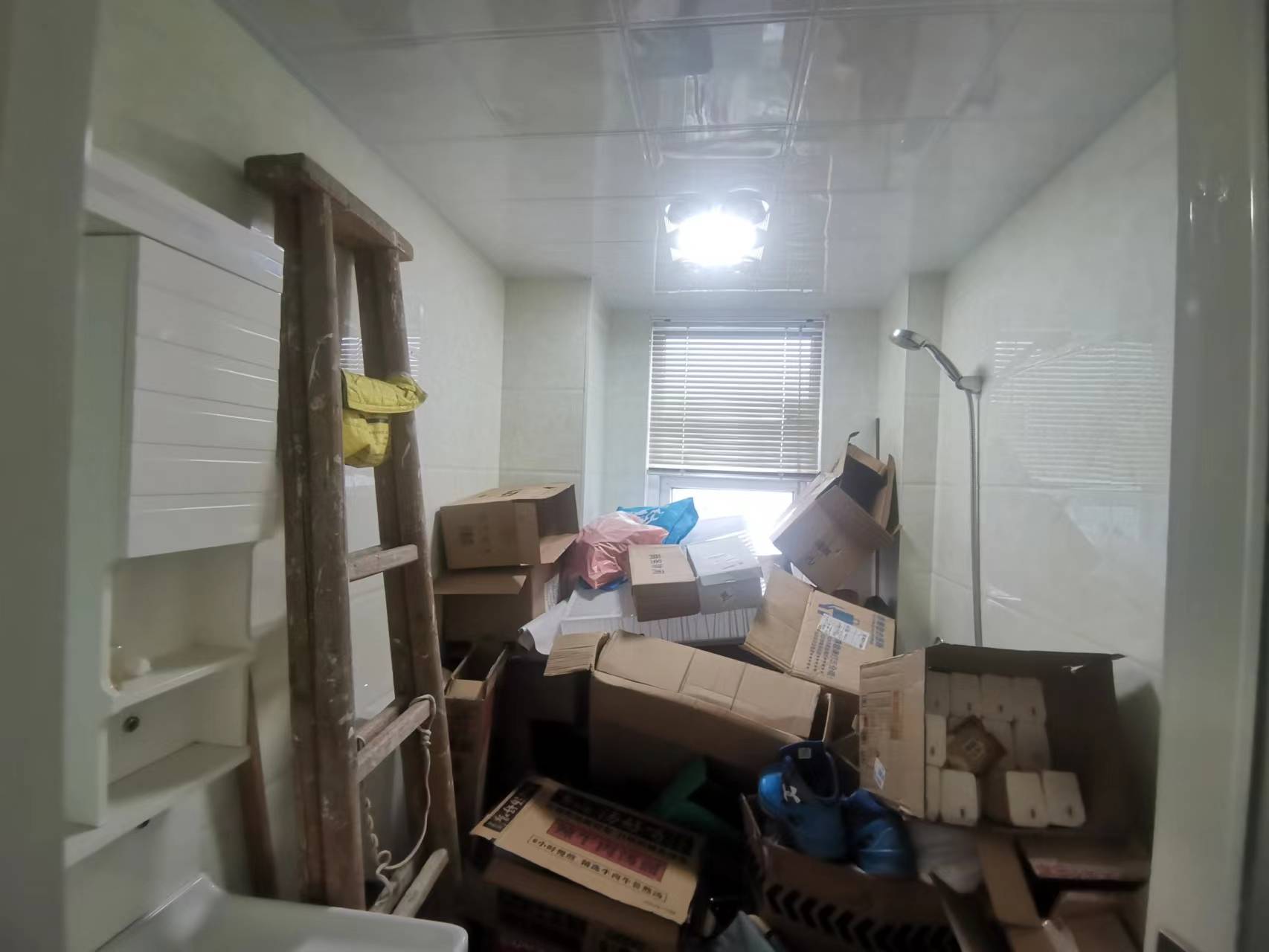 美的城四期  3室2厅2卫    90.0万客厅