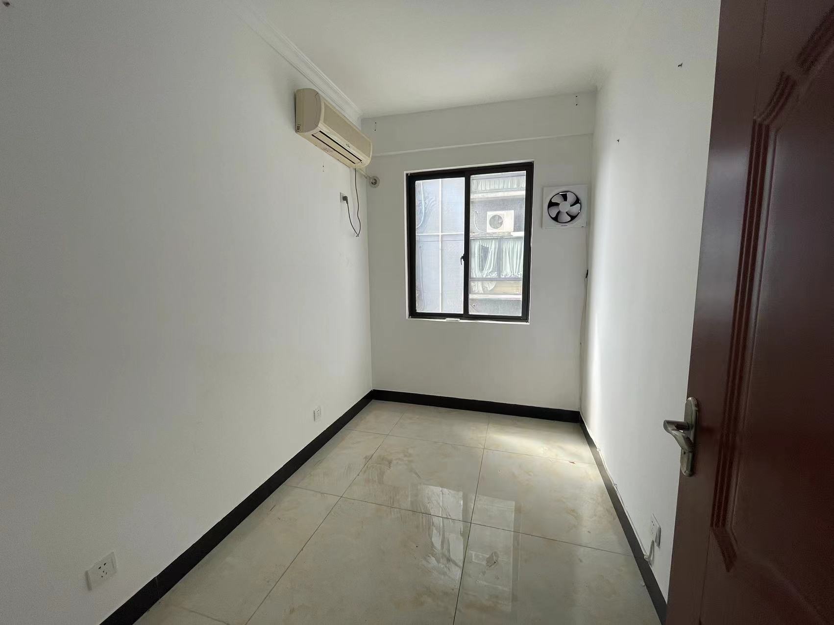 水岸春天 4室2厅2卫 118.0万 水岸春天 4室2厅2卫 118.0万客厅