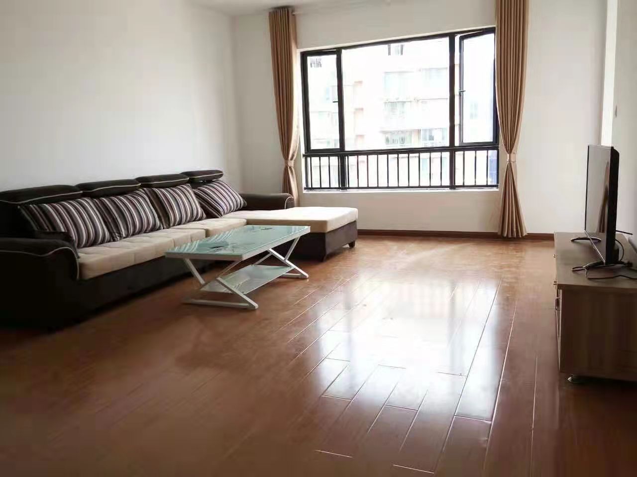 玫瑰名城橡树园 3室2厅2卫 76.0万 玫瑰名城橡树园 3室2厅2卫 76.0万客厅