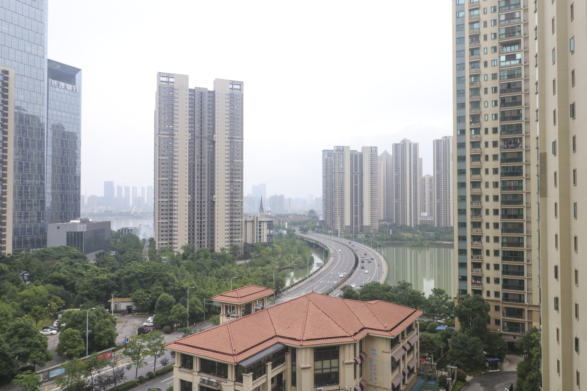 恒大御景湾  3室2厅2卫    204.89万阳台