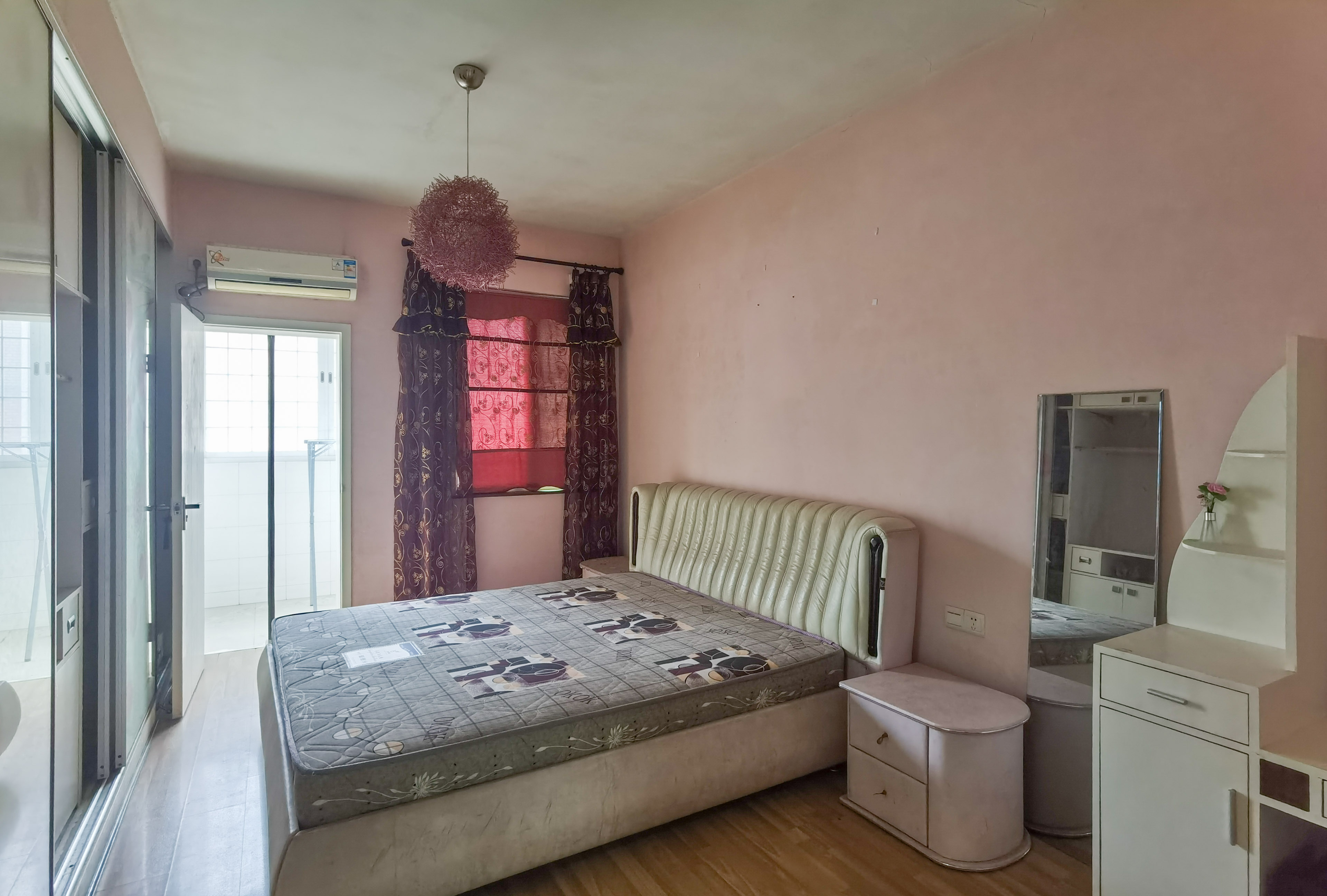 楠湖山庄  4室2厅1卫    76.0万 楠湖山庄  4室2厅1卫    76.0万客厅