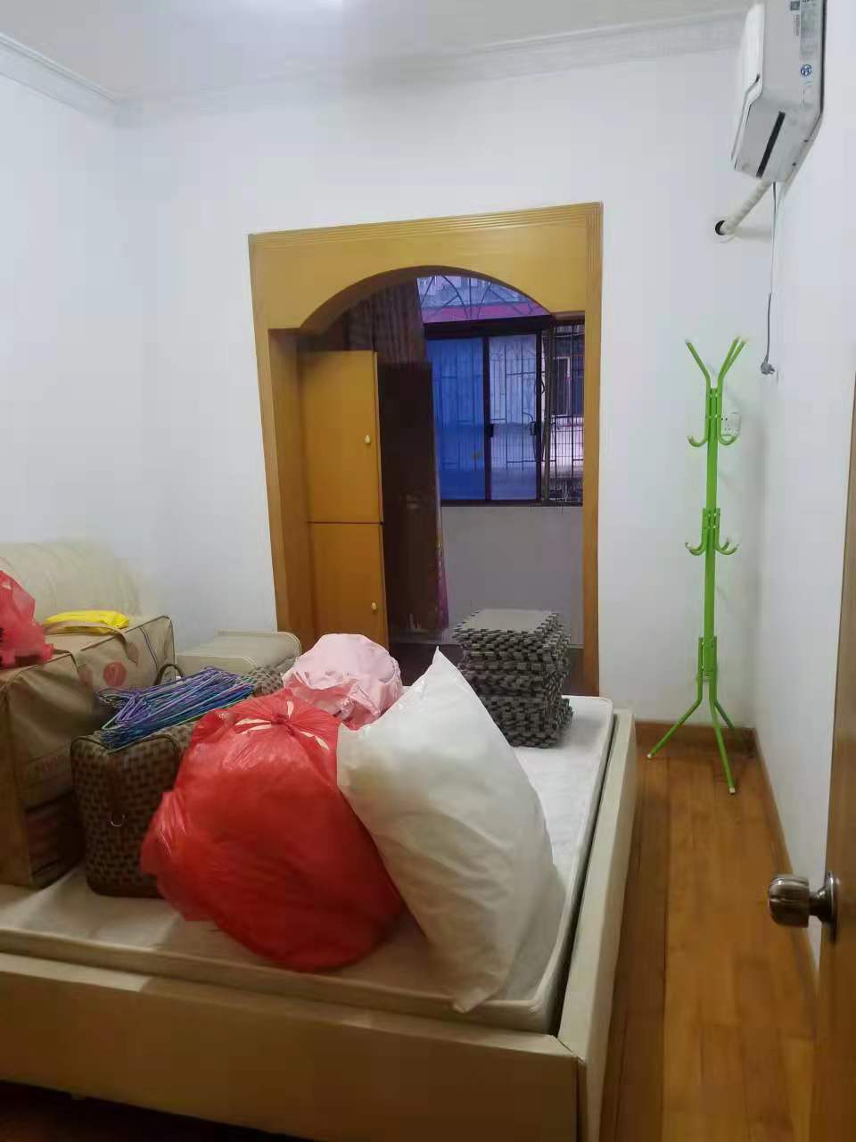 庆云山庄(里面有石塘冲) 2室2厅1卫 25.8万 庆云山庄(里面有石塘冲) 2室2厅1卫 25.8万客厅