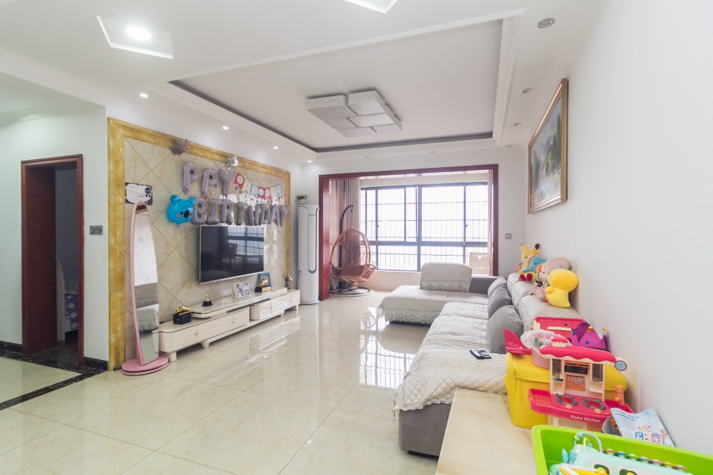 紫华郡  3室2厅2卫    79.8万客厅