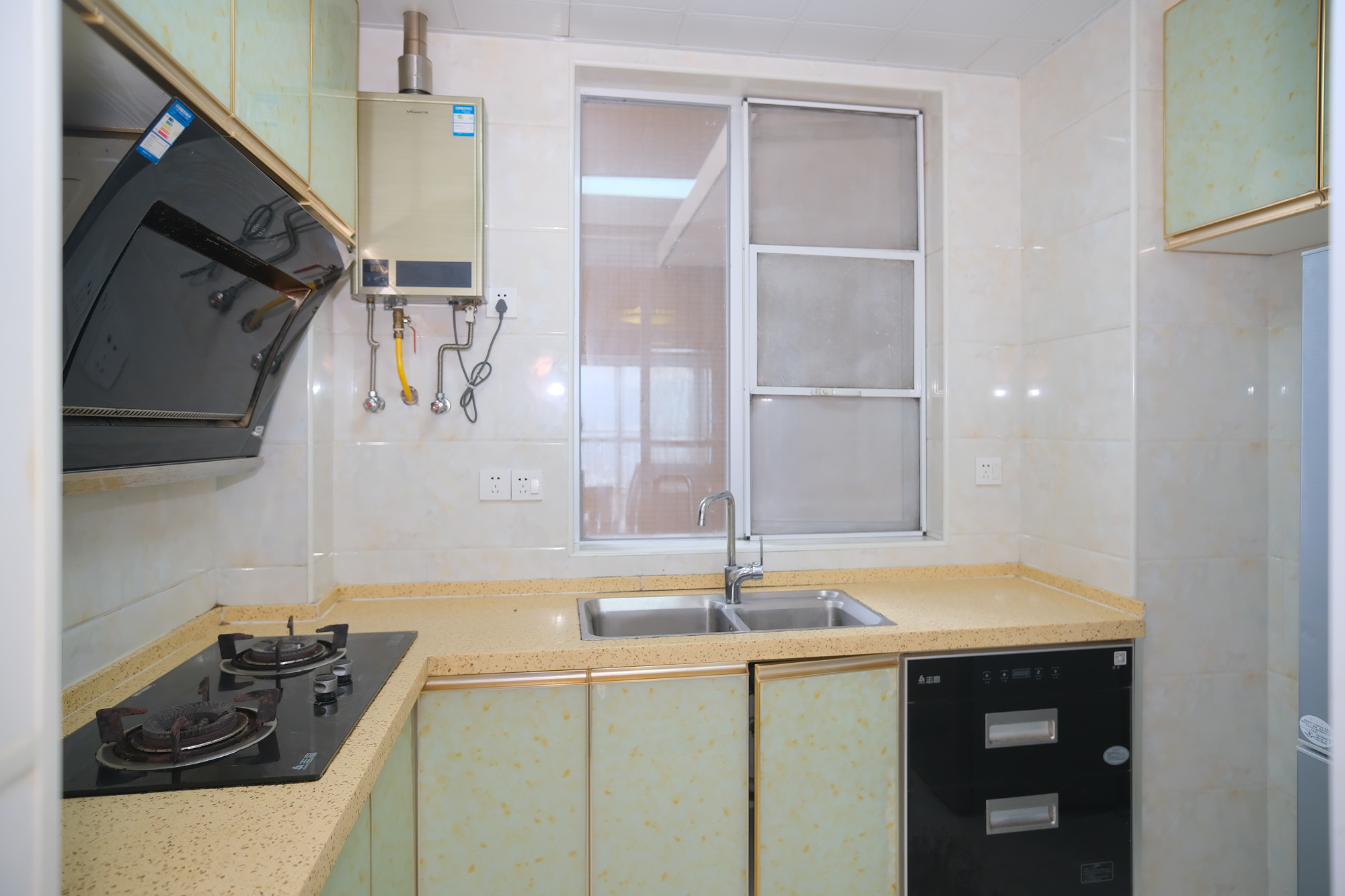 恒广国际景园一二区  3室2厅1卫    93.8万 恒广国际景园一二区  3室2厅1卫    93.8万厨房