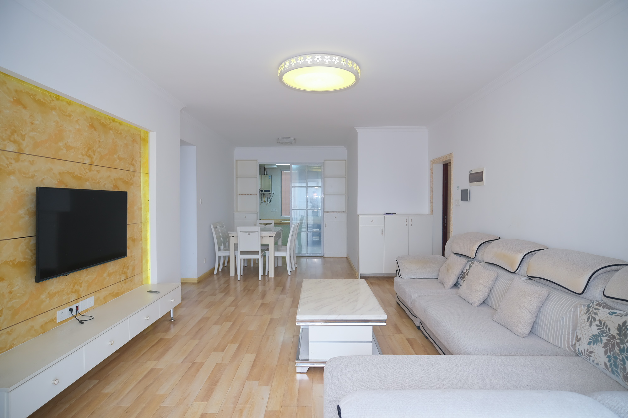 恒广国际景园一二区  3室2厅1卫    93.8万 恒广国际景园一二区  3室2厅1卫    93.8万客厅