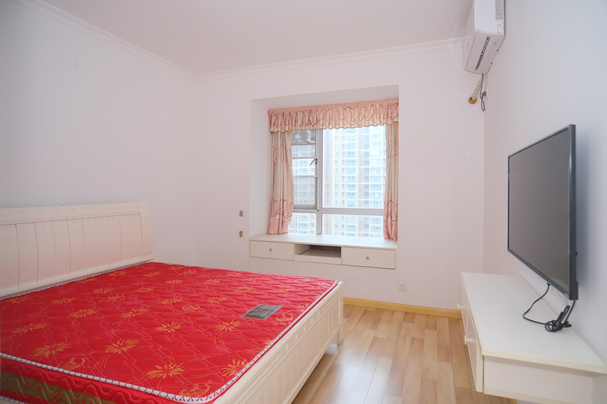 恒广国际景园一二区  3室2厅1卫    93.8万 恒广国际景园一二区  3室2厅1卫    93.8万卧室