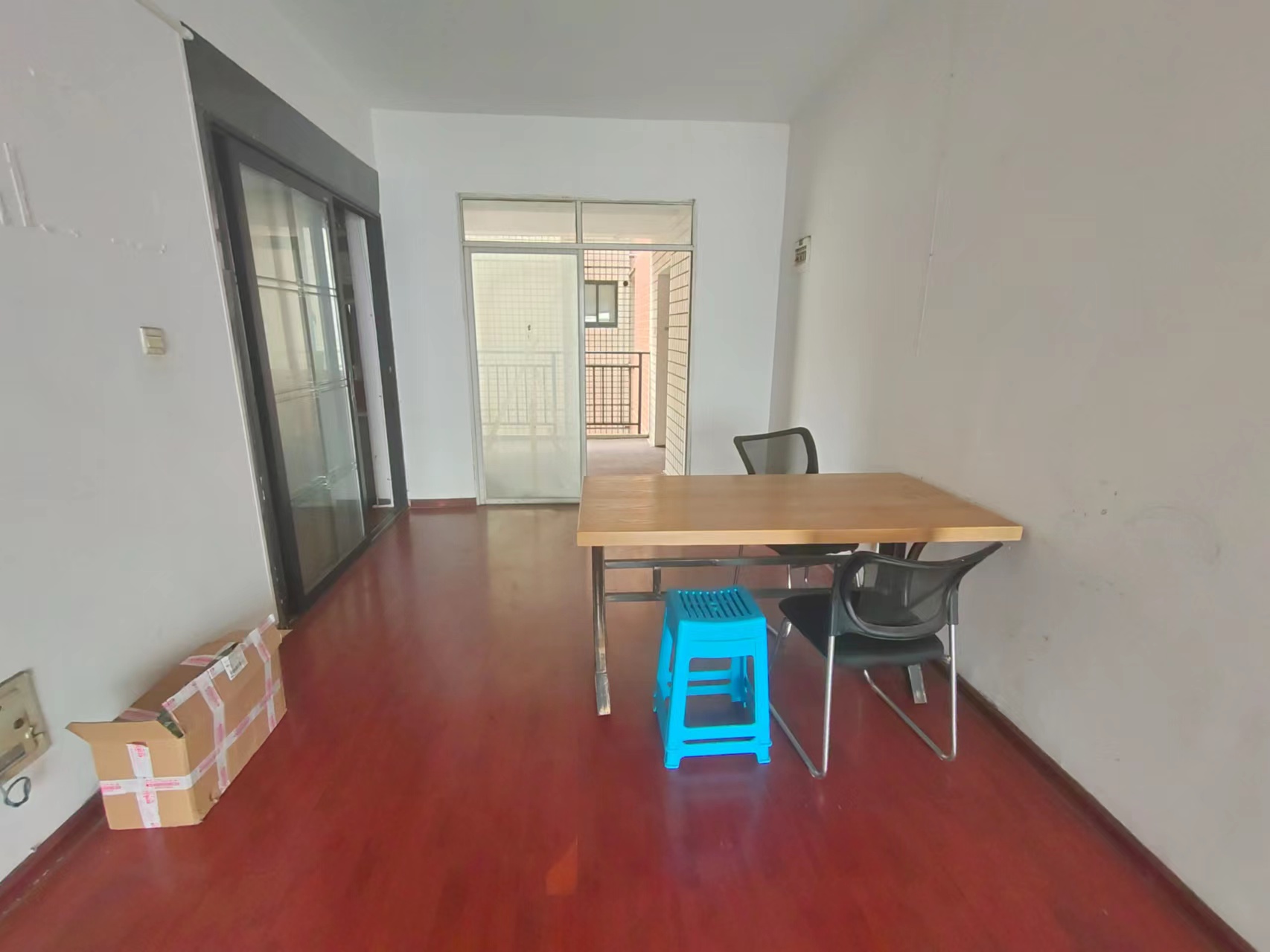 西域名邸  3室2厅2卫    90.0万 西域名邸  3室2厅2卫    90.0万客厅