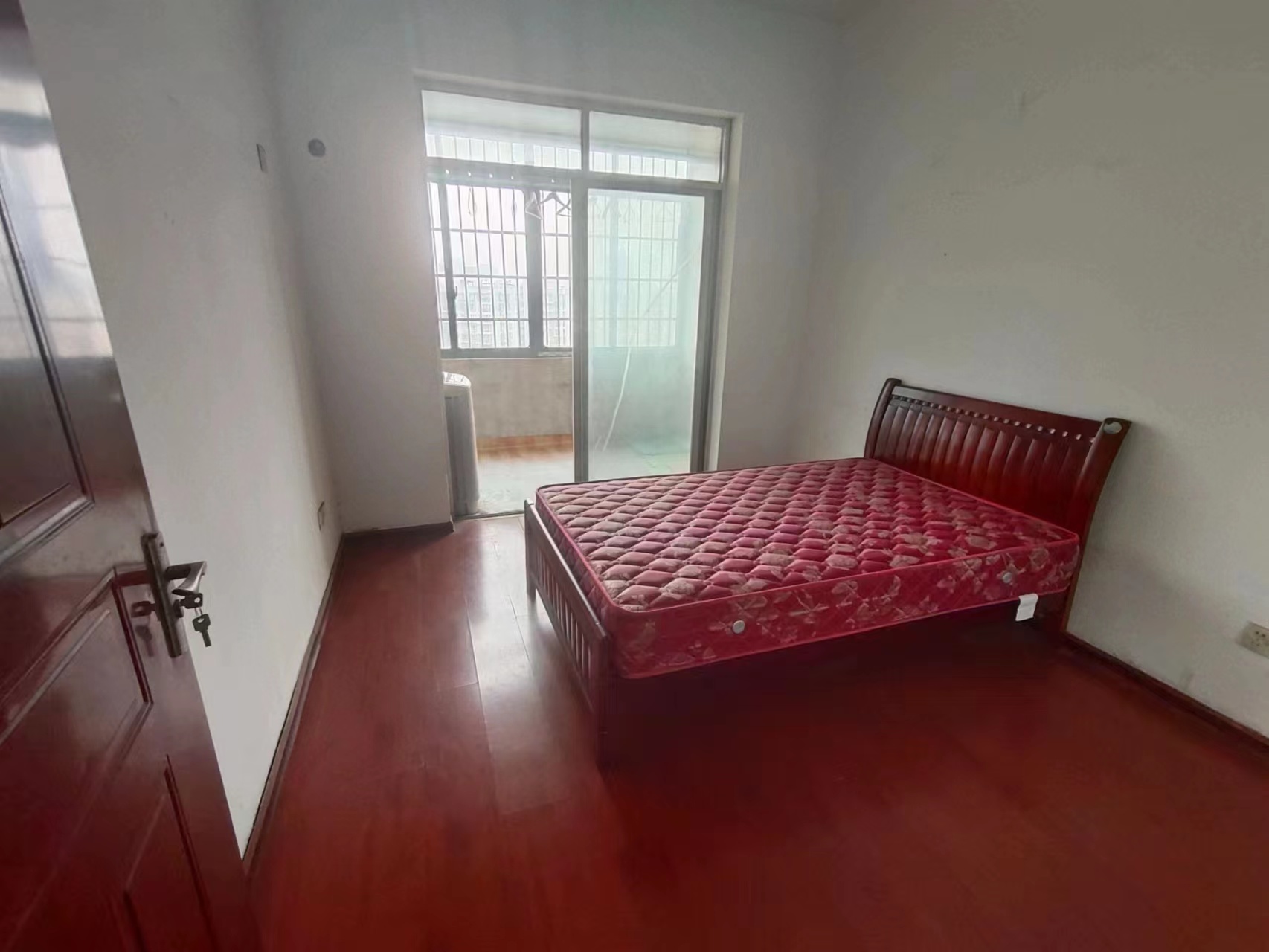 西域名邸  3室2厅2卫    90.0万 西域名邸  3室2厅2卫    90.0万客厅