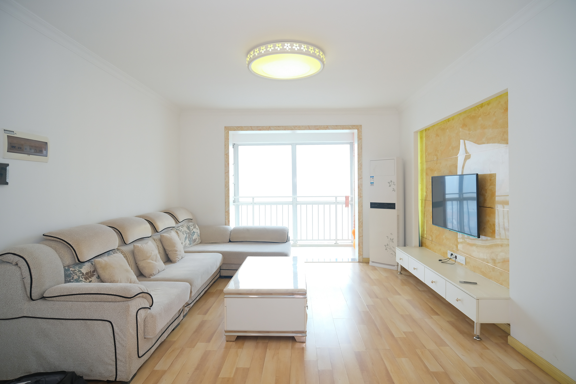 恒广国际景园一二区  3室2厅1卫    93.8万 恒广国际景园一二区  3室2厅1卫    93.8万客厅