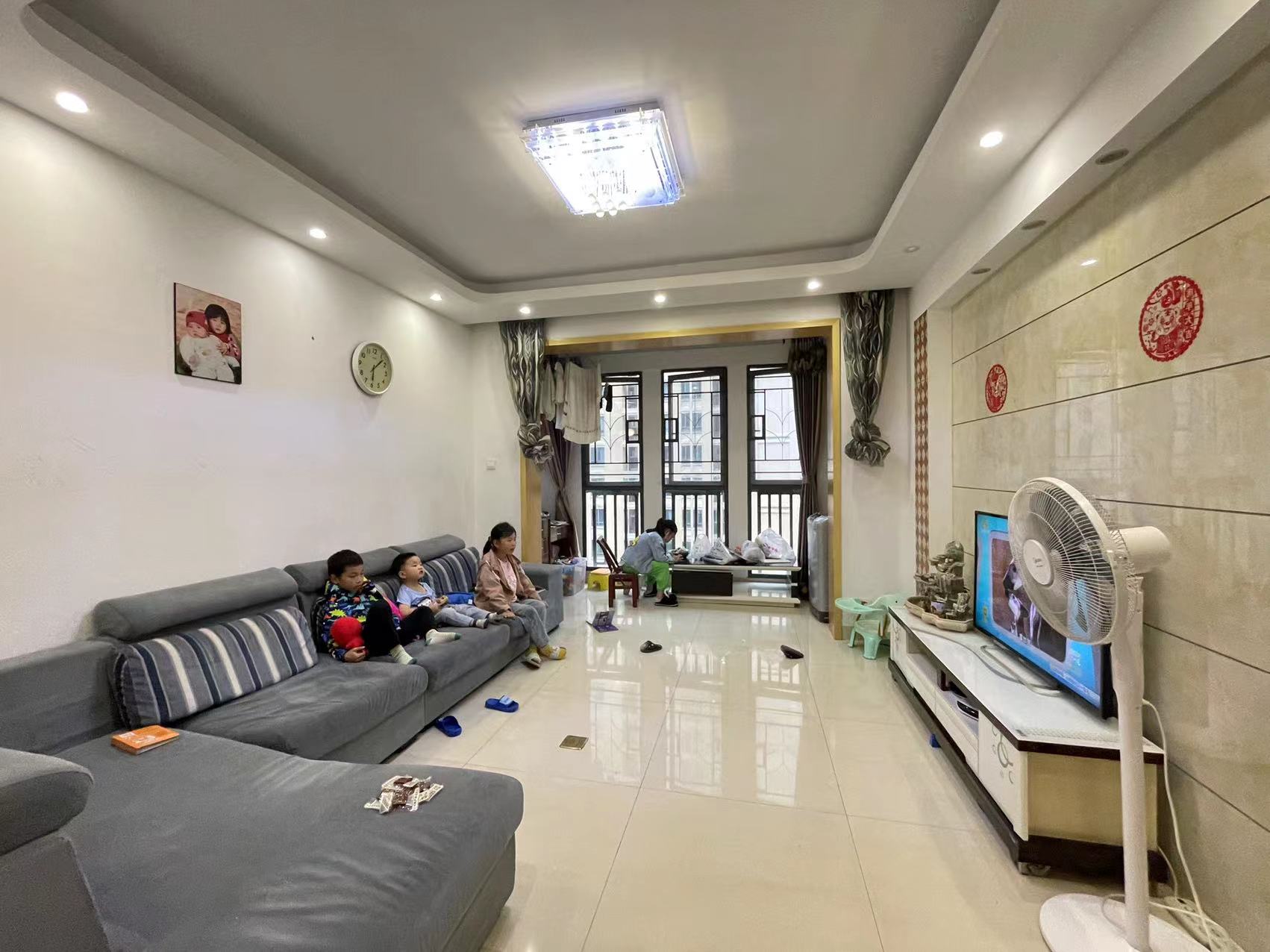 泰山公馆 2室2厅1卫 62.0万 泰山公馆 2室2厅1卫 62.0万客厅