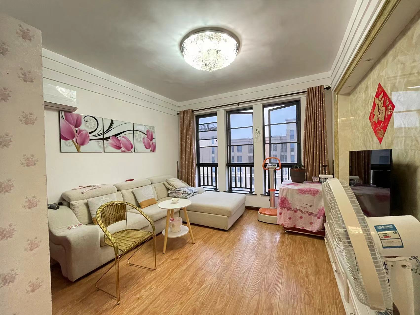 泰山公馆 2室2厅1卫 62.0万 泰山公馆 2室2厅1卫 62.0万客厅