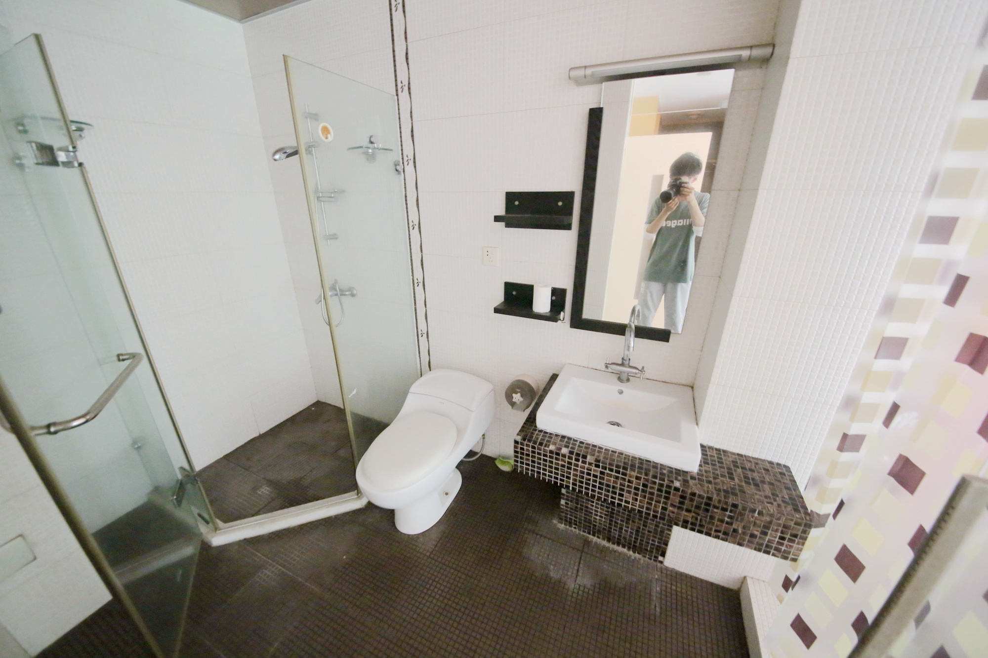西街花园  3室2厅2卫    145.0万卫生间