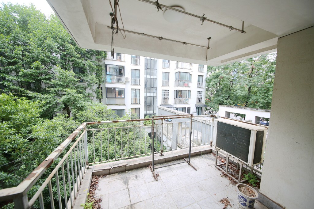 西街花园  3室2厅2卫    145.0万阳台