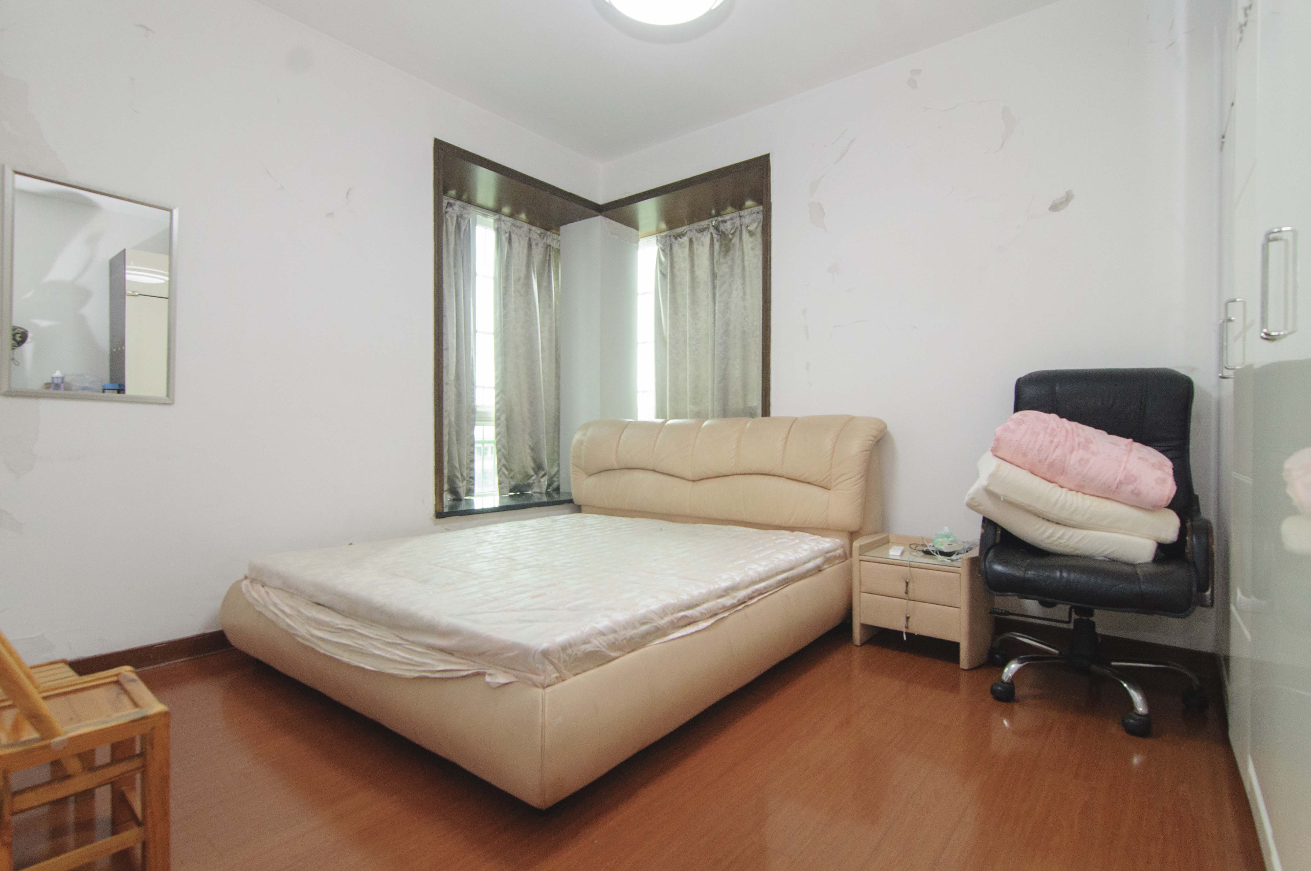 创远景园  3室2厅2卫   130.00万卧室