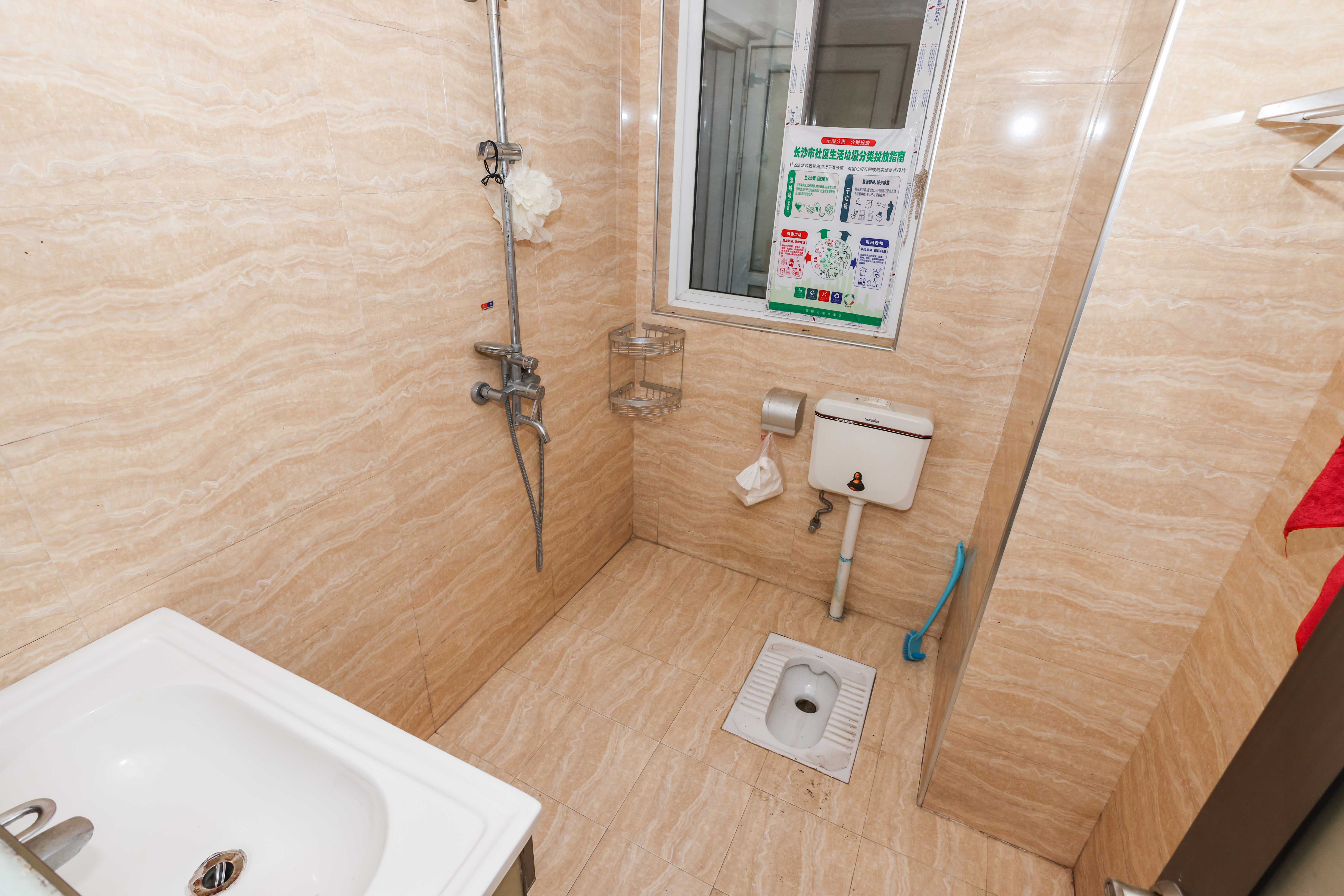 山水英伦  3室2厅2卫   85.00万卫生间