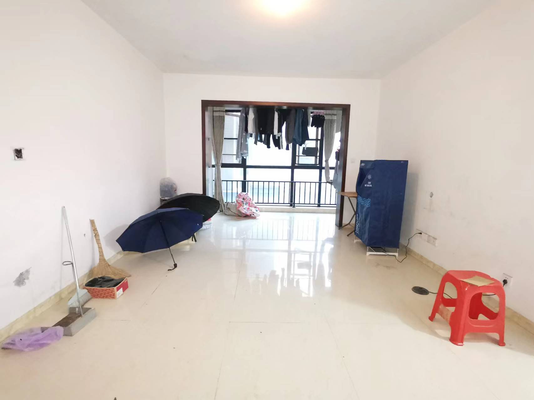 龙腾国际 3室2厅1卫 72.0万 龙腾国际 3室2厅1卫 72.0万客厅