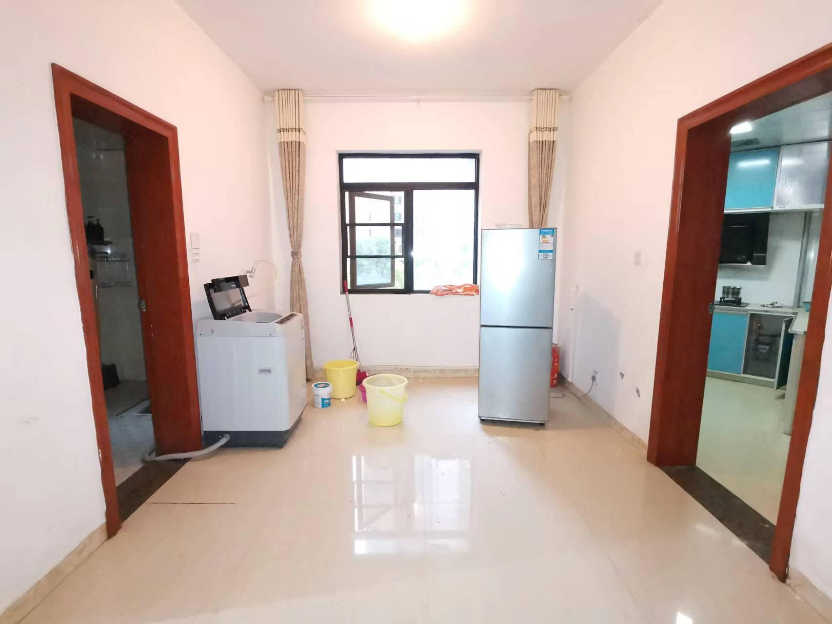 龙腾国际 3室2厅1卫 72.0万 龙腾国际 3室2厅1卫 72.0万客厅