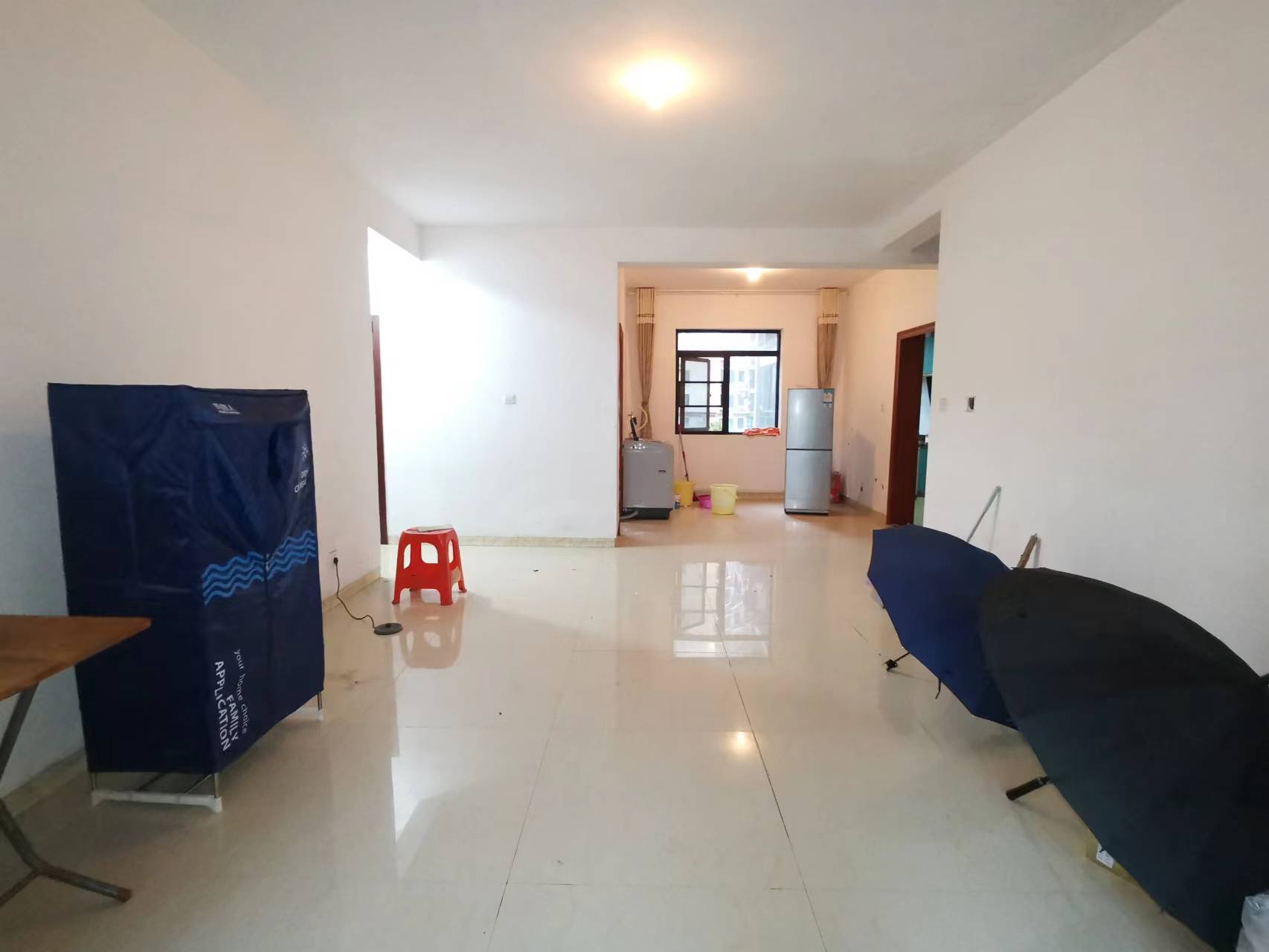 龙腾国际 3室2厅1卫 72.0万 龙腾国际 3室2厅1卫 72.0万客厅