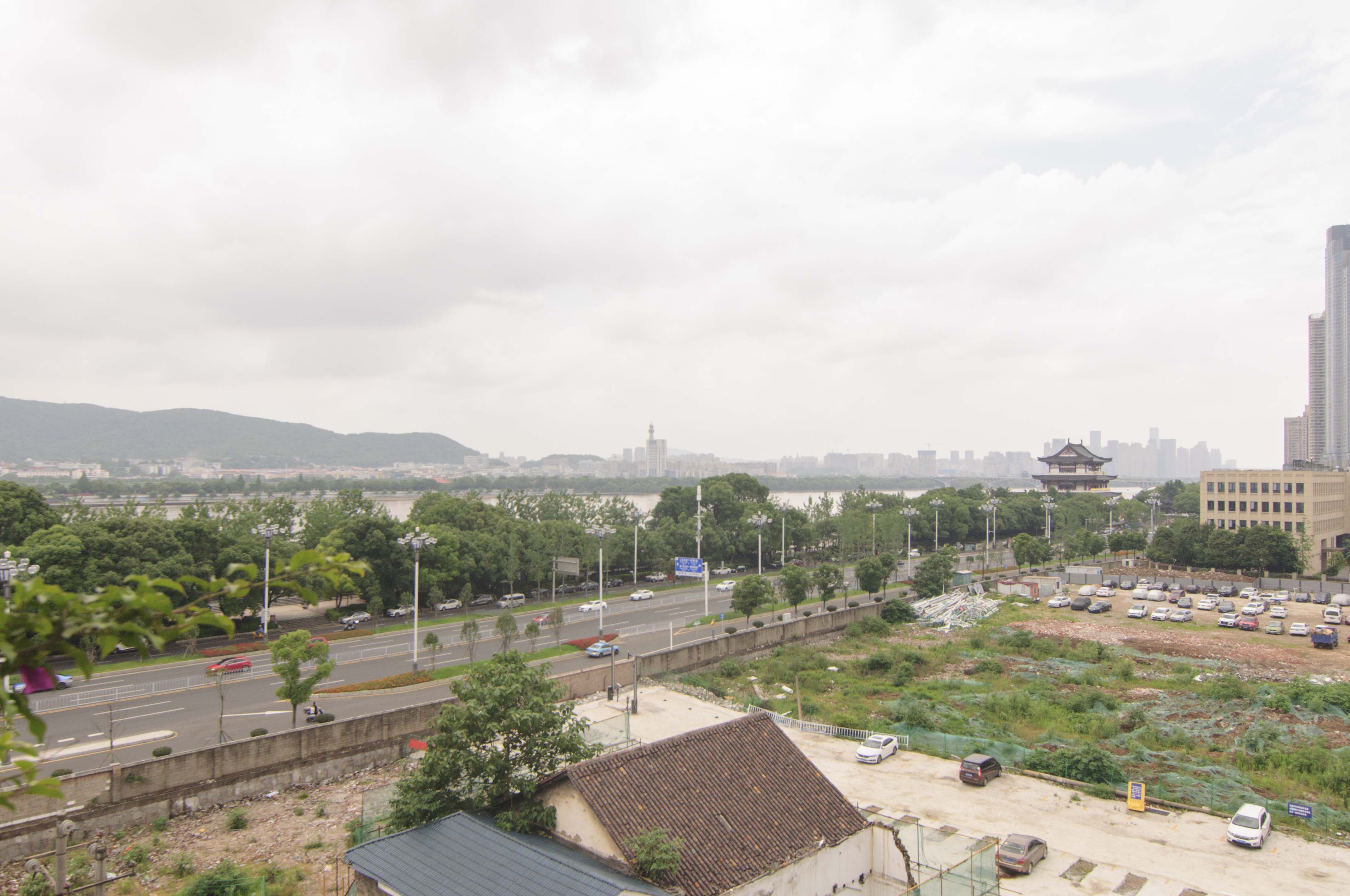 楚湘公寓  3室2厅2卫    130.0万阳台