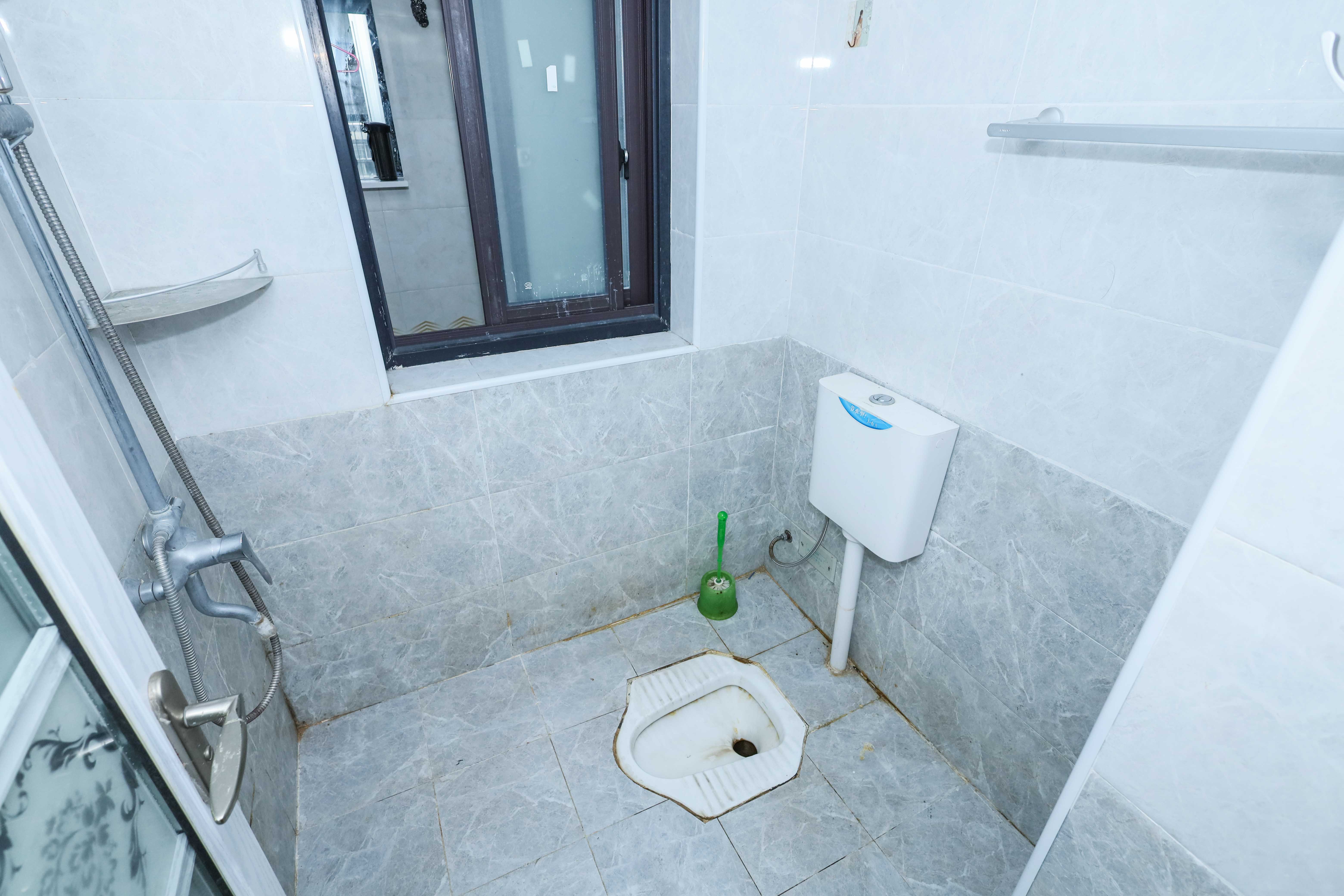 高盛华成 3室2厅1卫 65.0万 高盛华成 3室2厅1卫 65.0万卫生间