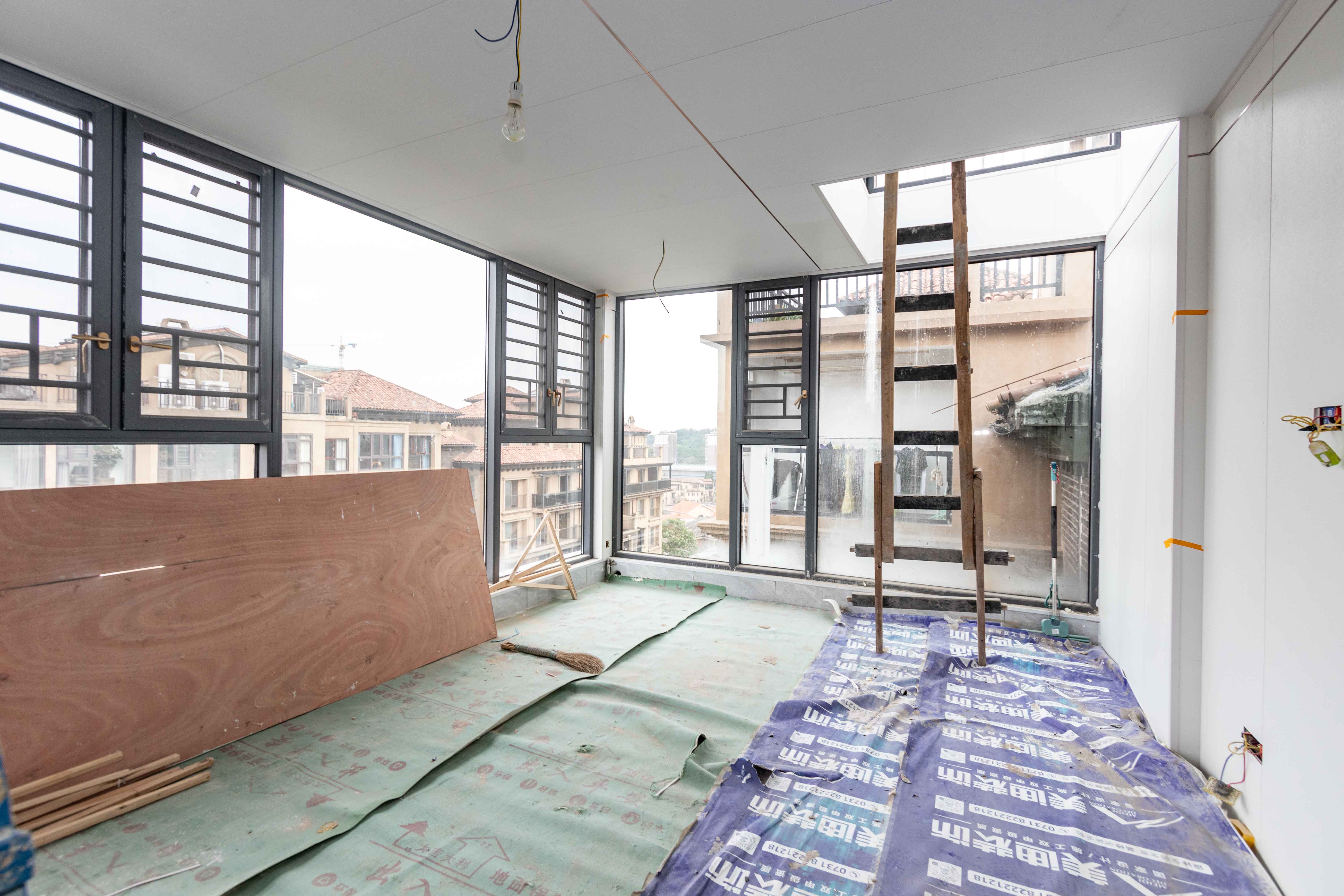 橘郡礼顿山  5室2厅3卫   289.40万卧室