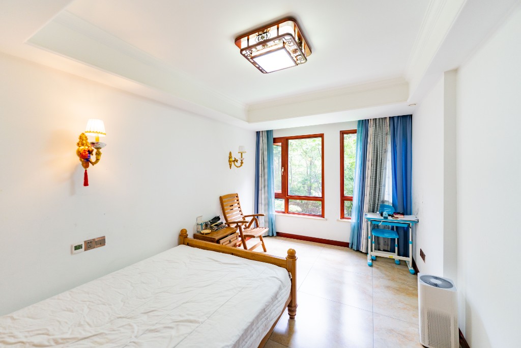 奥林匹克花园 6室2厅3卫 580.0万 奥林匹克花园 6室2厅3卫 580.0万卧室