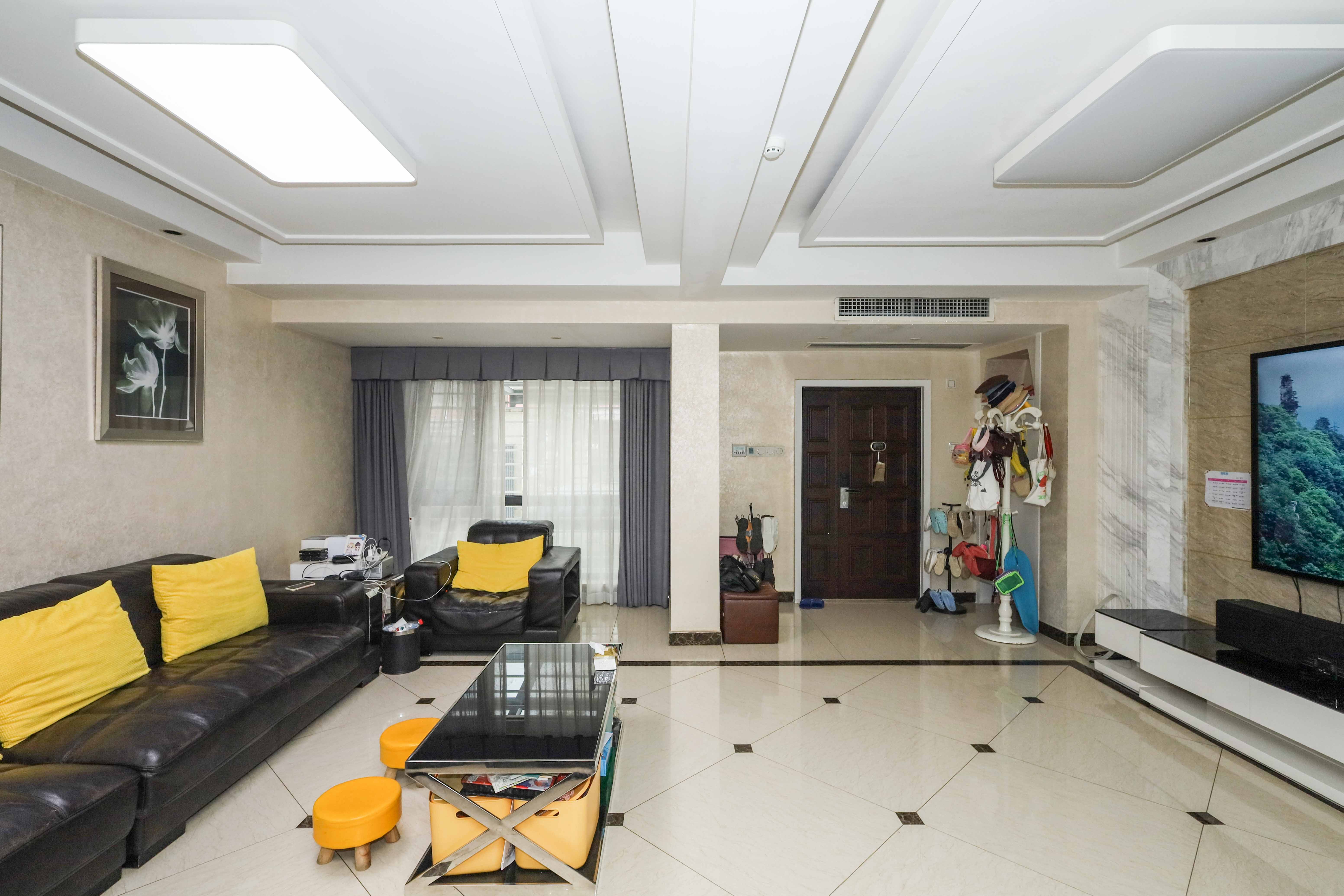 山水英伦  6室3厅5卫    492.0万 山水英伦  6室3厅5卫    492.0万客厅