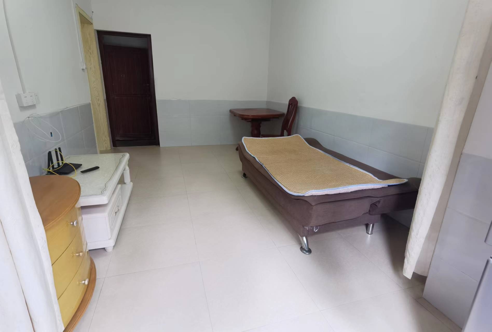 新华二村 1室1厅1卫 28.0万 新华二村 1室1厅1卫 28.0万客厅