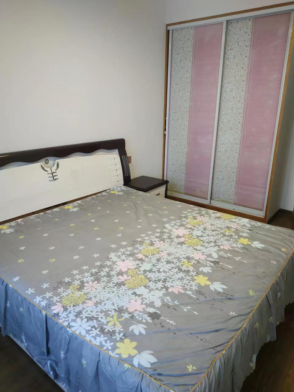 圣华名城建设北路110号 4室2厅1卫 78.0万 圣华名城建设北路110号 4室2厅1卫 78.0万客厅