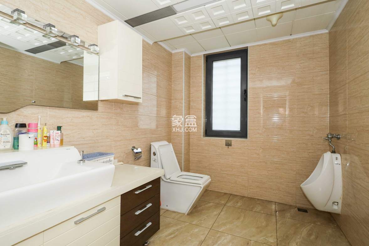 山水英伦  6室3厅5卫    492.0万 山水英伦  6室3厅5卫    492.0万卫生间