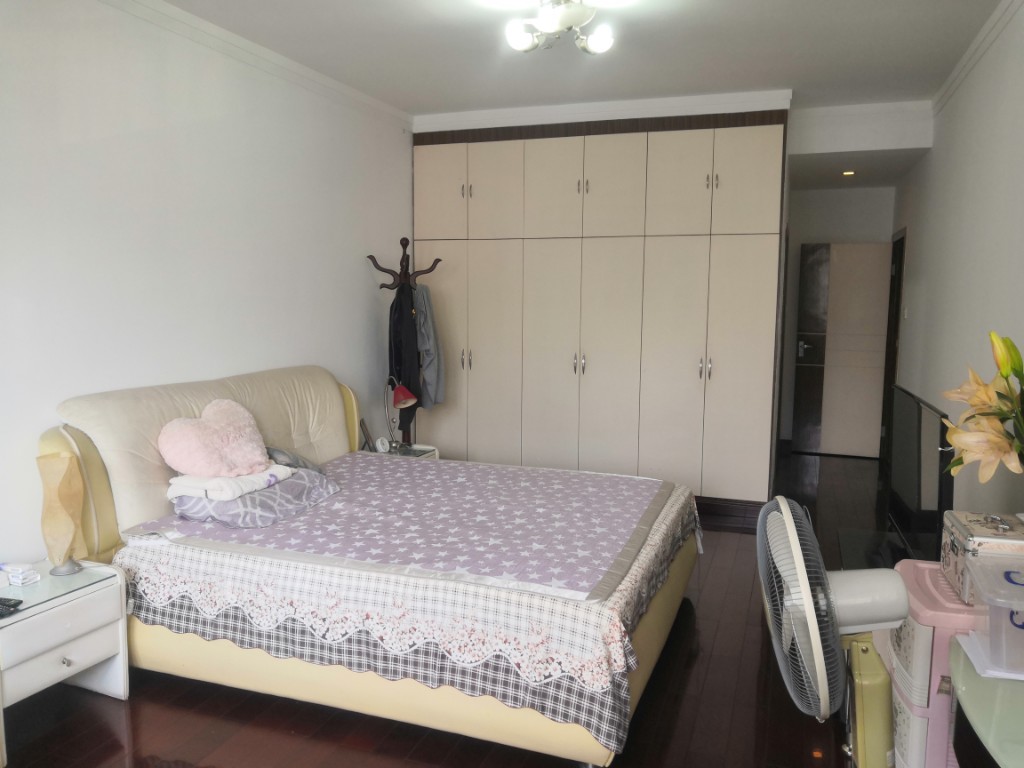 神农家具大市场 5室3厅1卫 141.0万 神农家具大市场 5室3厅1卫 141.0万客厅