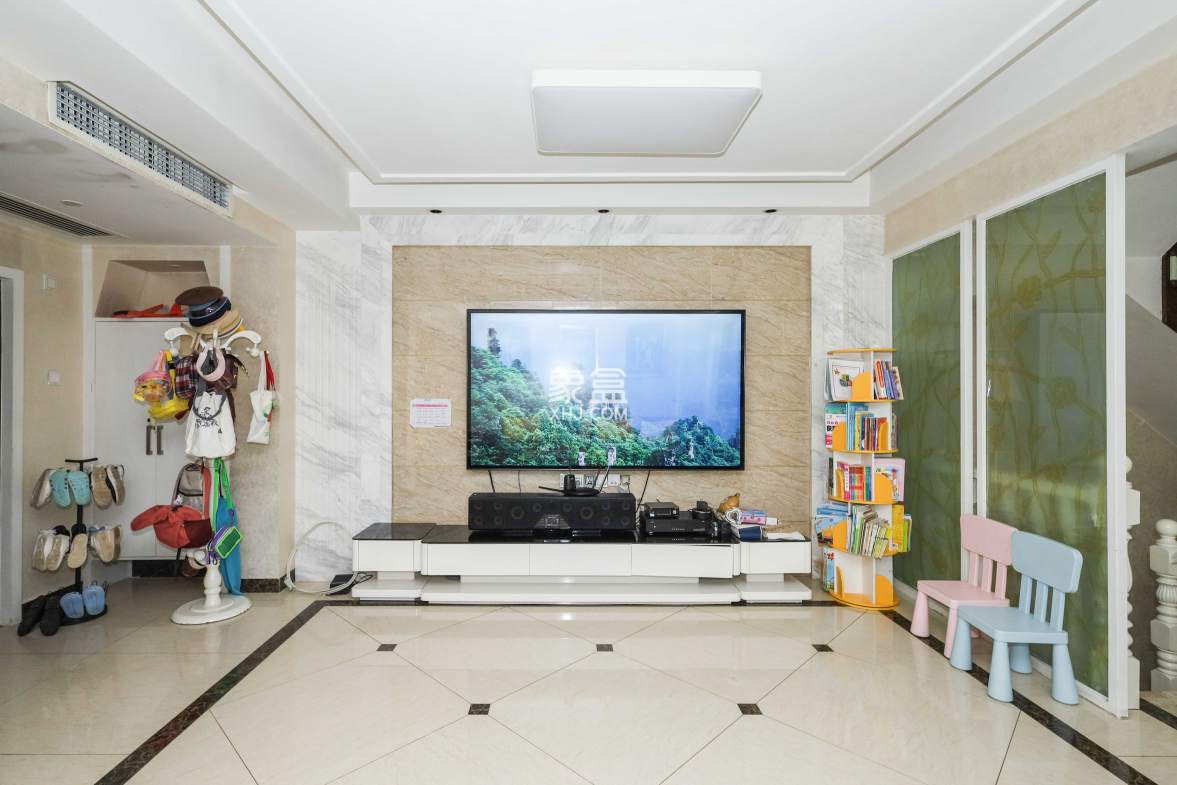 山水英伦  6室3厅5卫    492.0万 山水英伦  6室3厅5卫    492.0万客厅