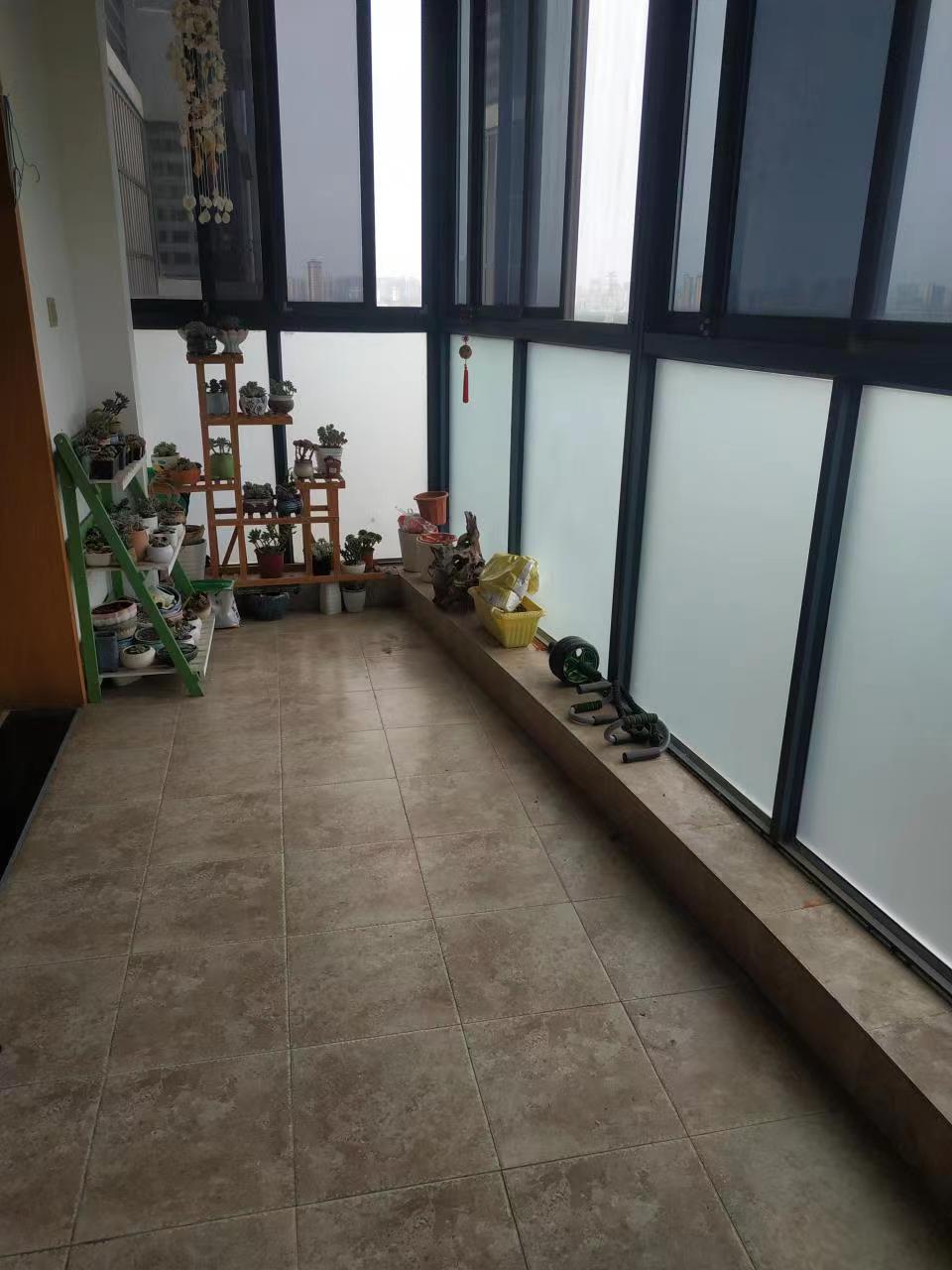 圣华名城建设北路110号 4室2厅1卫 78.0万 圣华名城建设北路110号 4室2厅1卫 78.0万客厅