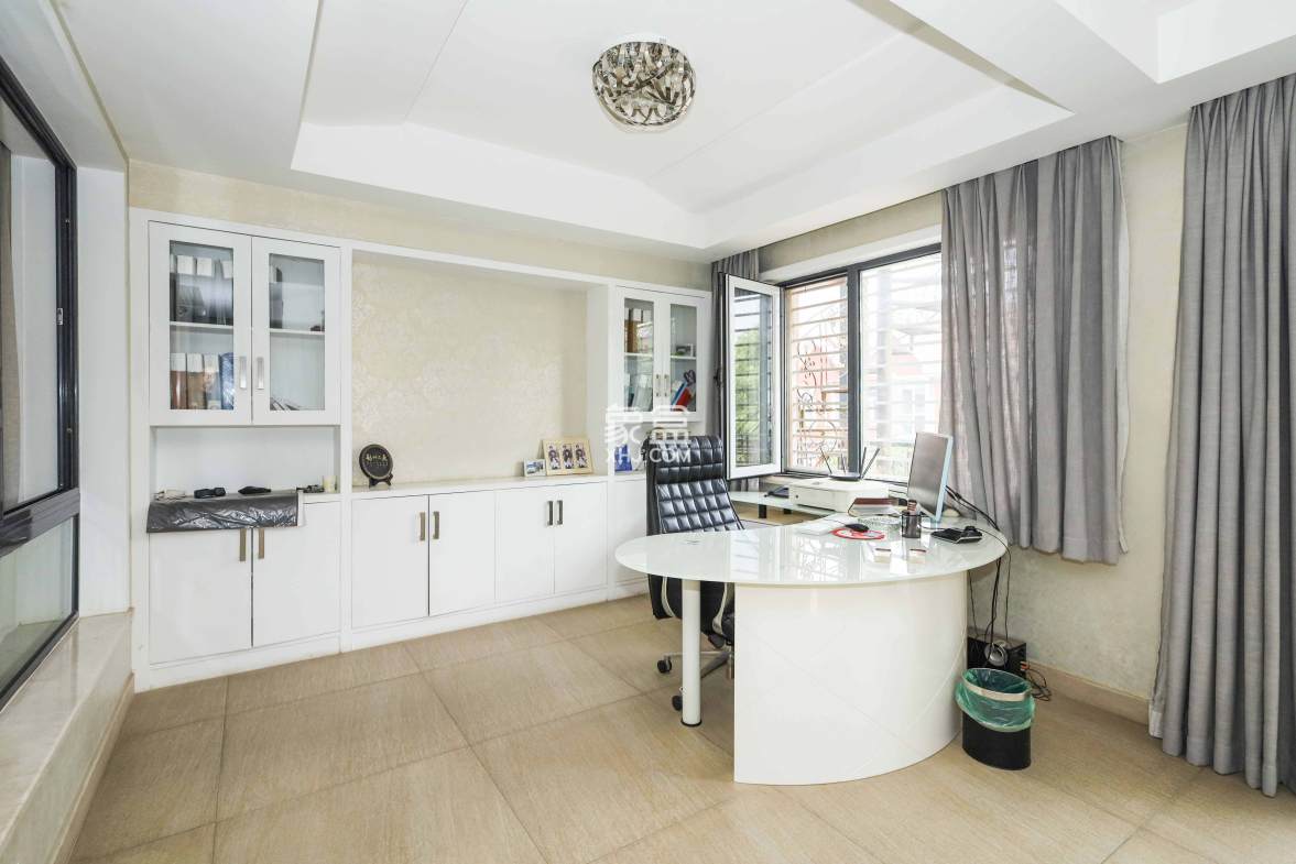 山水英伦  6室3厅5卫    492.0万 山水英伦  6室3厅5卫    492.0万卧室