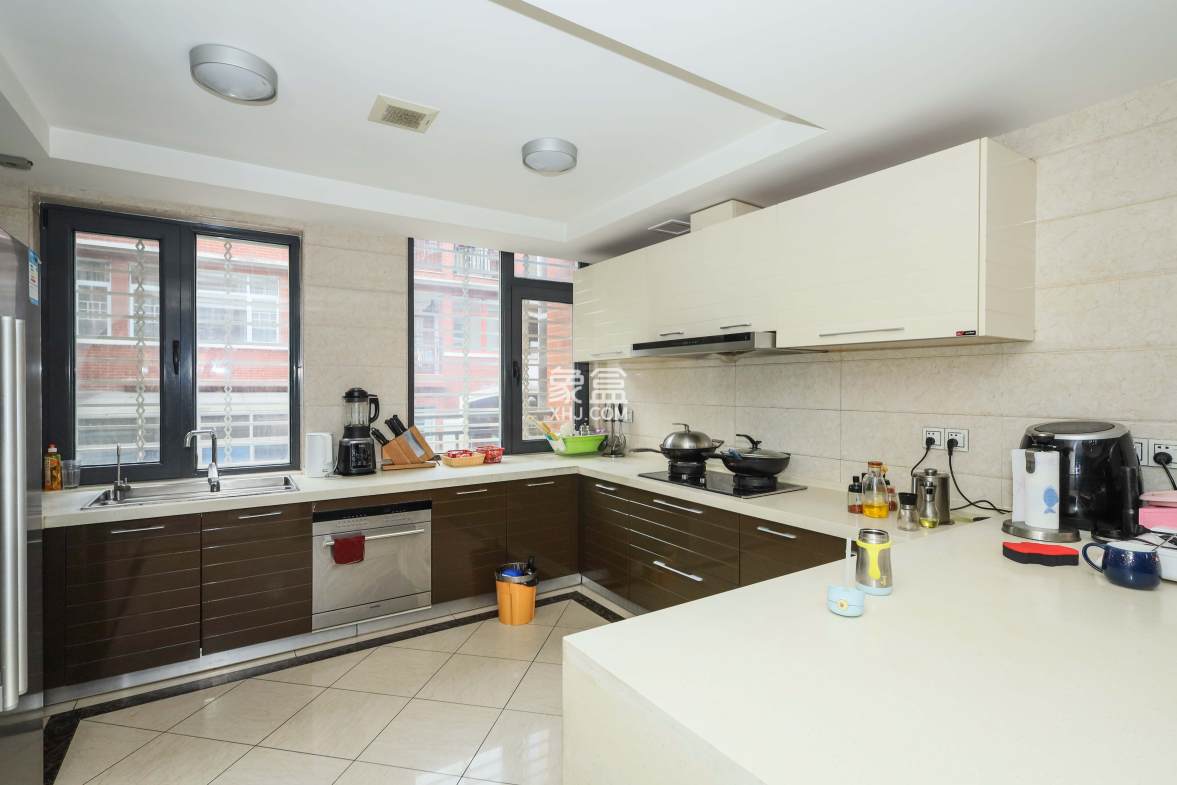 山水英伦  6室3厅5卫    492.0万 山水英伦  6室3厅5卫    492.0万厨房