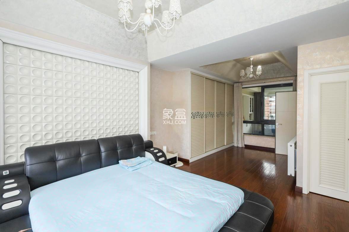 山水英伦  6室3厅5卫    492.0万 山水英伦  6室3厅5卫    492.0万卧室