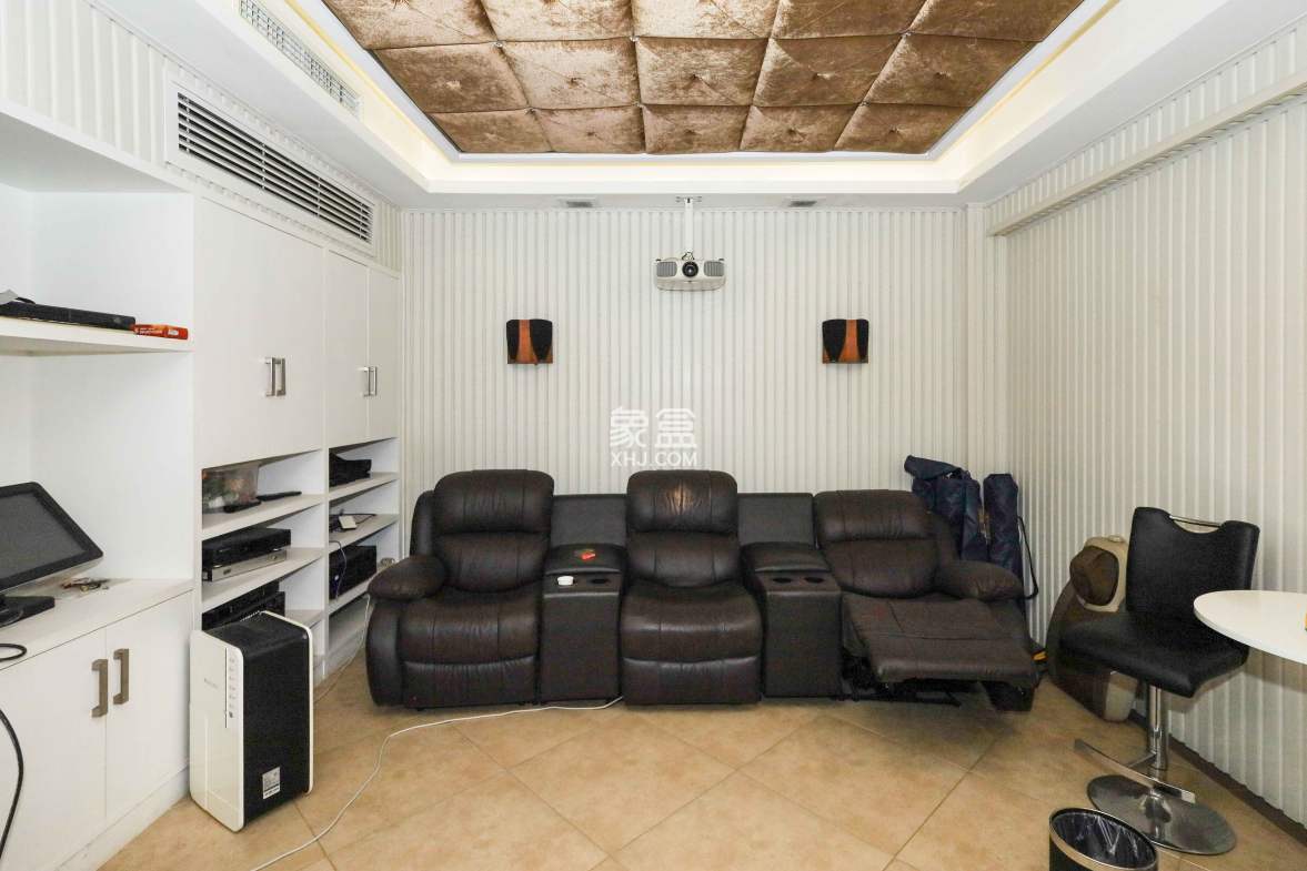 山水英伦  6室3厅5卫    492.0万 山水英伦  6室3厅5卫    492.0万卧室