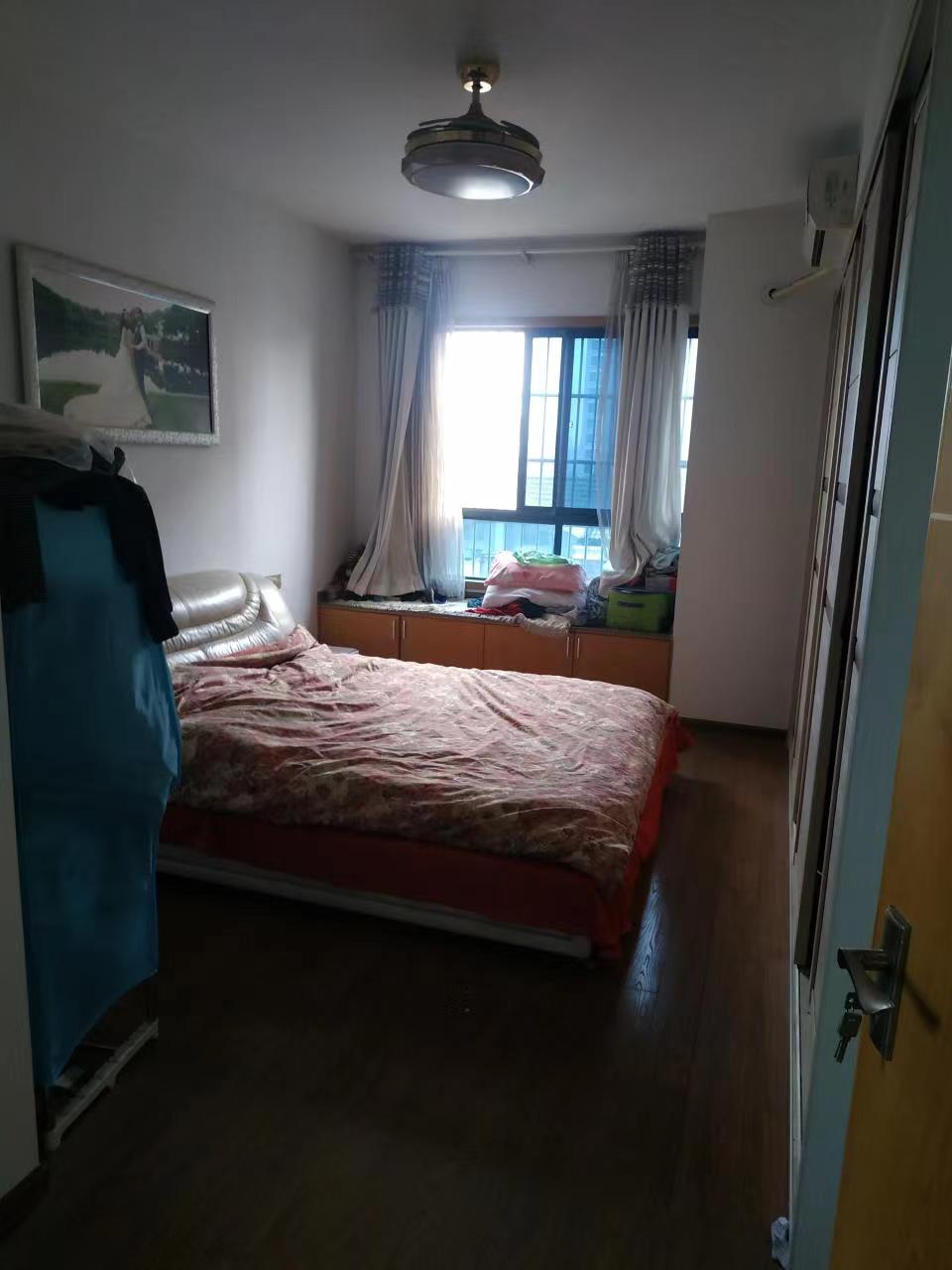 圣华名城建设北路110号 4室2厅1卫 78.0万 圣华名城建设北路110号 4室2厅1卫 78.0万客厅