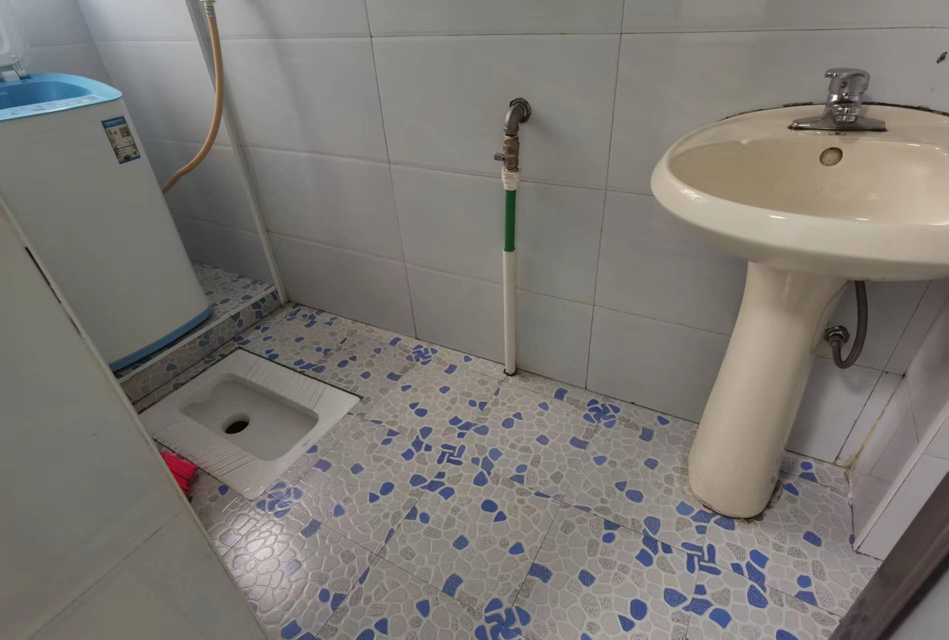 新华二村 1室1厅1卫 28.0万 新华二村 1室1厅1卫 28.0万客厅