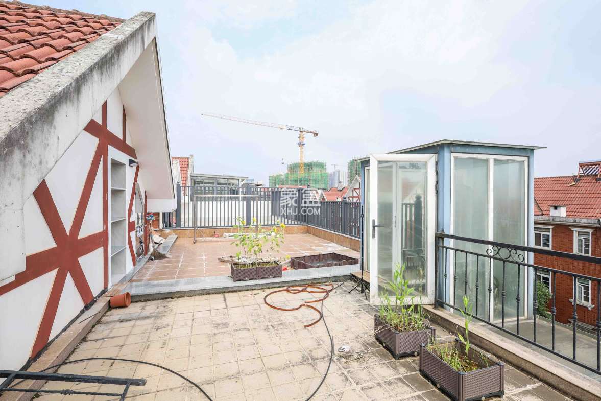 山水英伦  6室3厅5卫    492.0万 山水英伦  6室3厅5卫    492.0万阳台