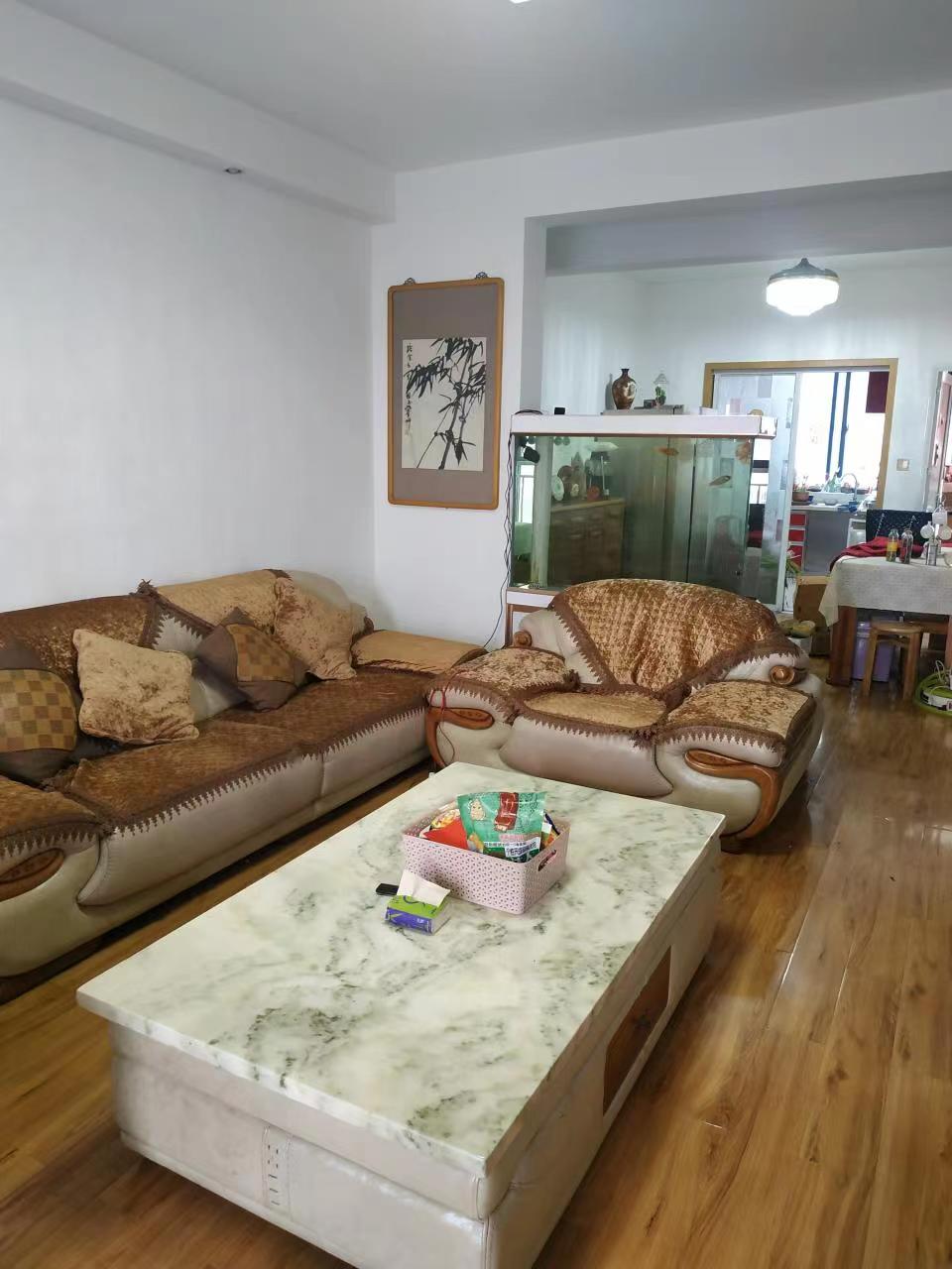 圣华名城建设北路110号 4室2厅1卫 78.0万 圣华名城建设北路110号 4室2厅1卫 78.0万客厅